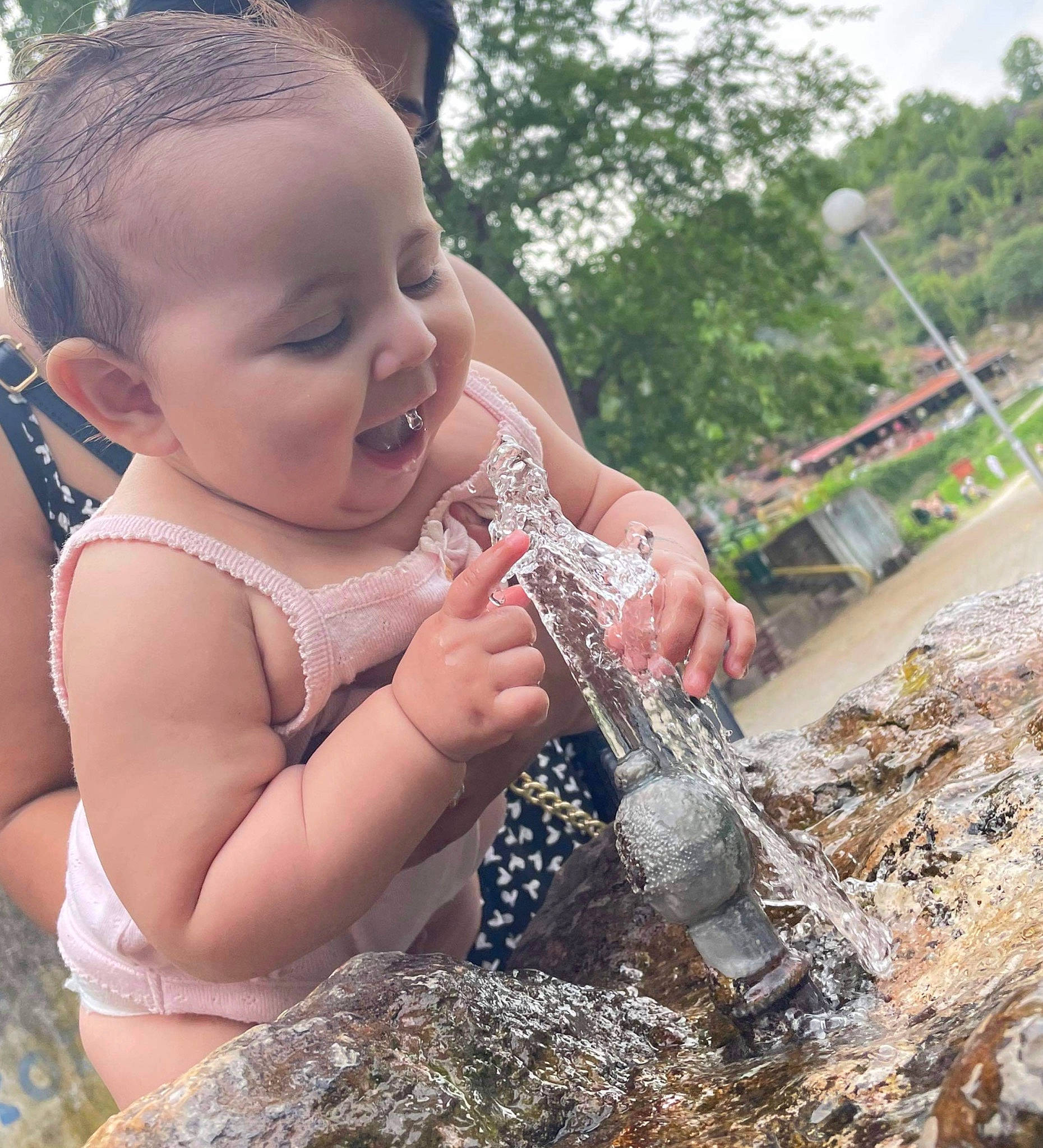 Assya a rejoint le concours — aidez-le/la à gagner de superbes lots ! adaptation, baby, bathing, finger, fun, grass, happy, leisure, nail, people_in_nature, person, recreation, smile, soil, summer, thigh, thumb, toddler, tree, vertebrate