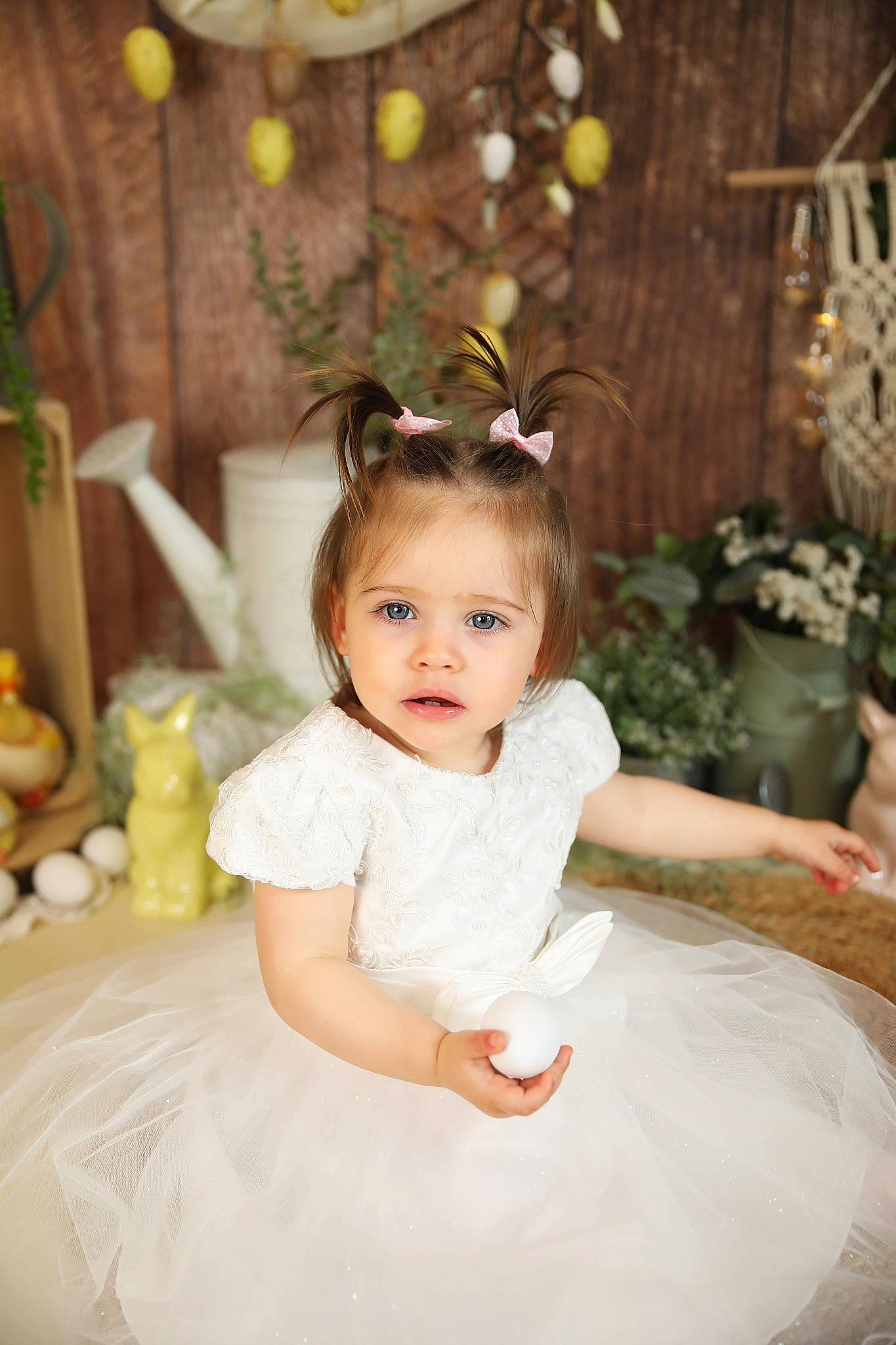 Cassy a rejoint le concours — aidez-le/la à gagner de superbes lots ! bridal_clothing, bridal_party_dress, child, dress, eye, facial_expression, flash_photography, gown, hair, happy, head, headgear, headpiece, iris, person, petal, pink, plant, skin, toddler