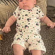 Zoé participe au concours pour gagner de l'argent avec cette photo : arms, baby, carpet, child, clothing, cute, face, foot, hand, indoor, infant, legs, pattern, person, pillow, polka_dot, relaxed, sitting, skin, toy