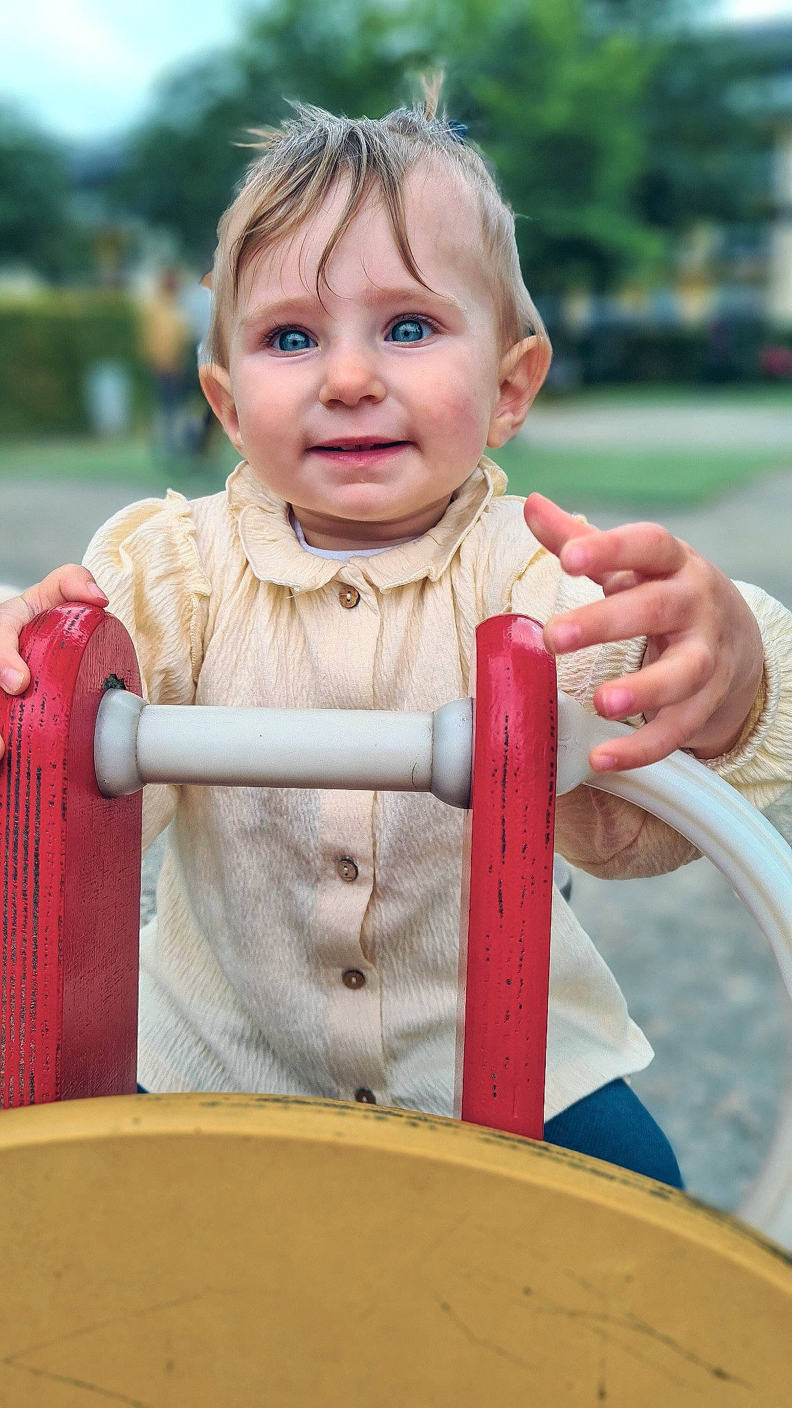 Athëna a rejoint le concours — aidez-le/la à gagner de superbes lots ! arm, child, chin, finger, fun, grass, hand, happy, human, joy, leisure, person, photograph, pink, product, recreation, red, skin, standing, swing