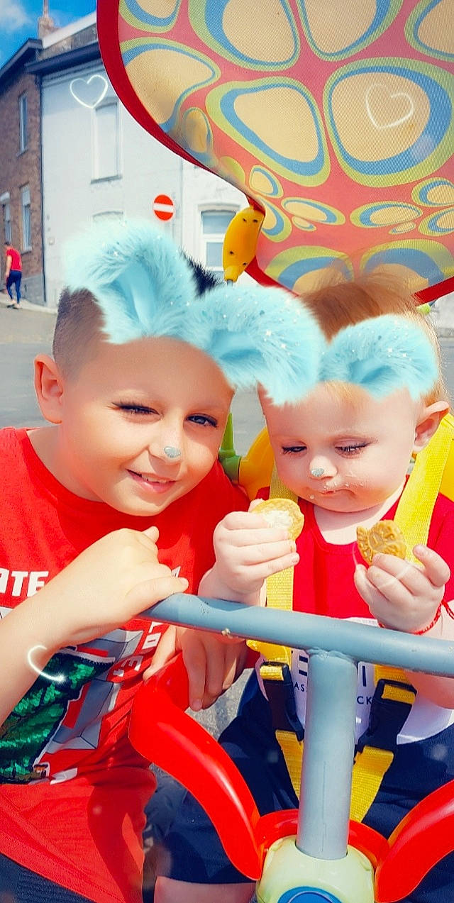 Payton a rejoint le concours — aidez-le/la à gagner de superbes lots ! animation, child, costume, electric_blue, entertainment, event, fictional_character, fun, gesture, happy, headwear, joy, leisure, orange, party_supply, person, play, recreation, room, t_shirt