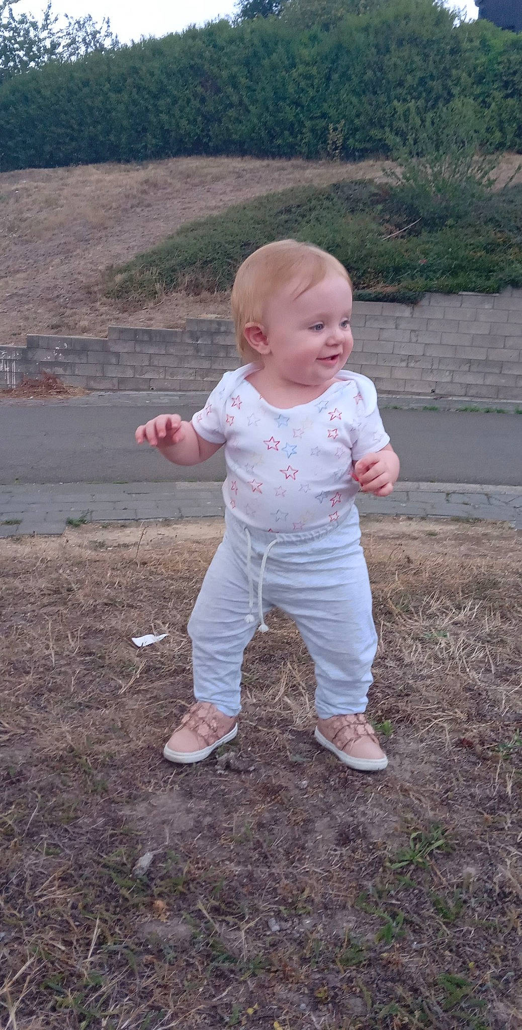 Payton participe au concours pour gagner de l'argent avec cette photo : asphalt, baby, baby_toddler_clothing, child, flooring, fun, gesture, grass, grassland, happy, head, joy, landscape, people_in_nature, person, sand, sitting, sleeve, smile, soil
