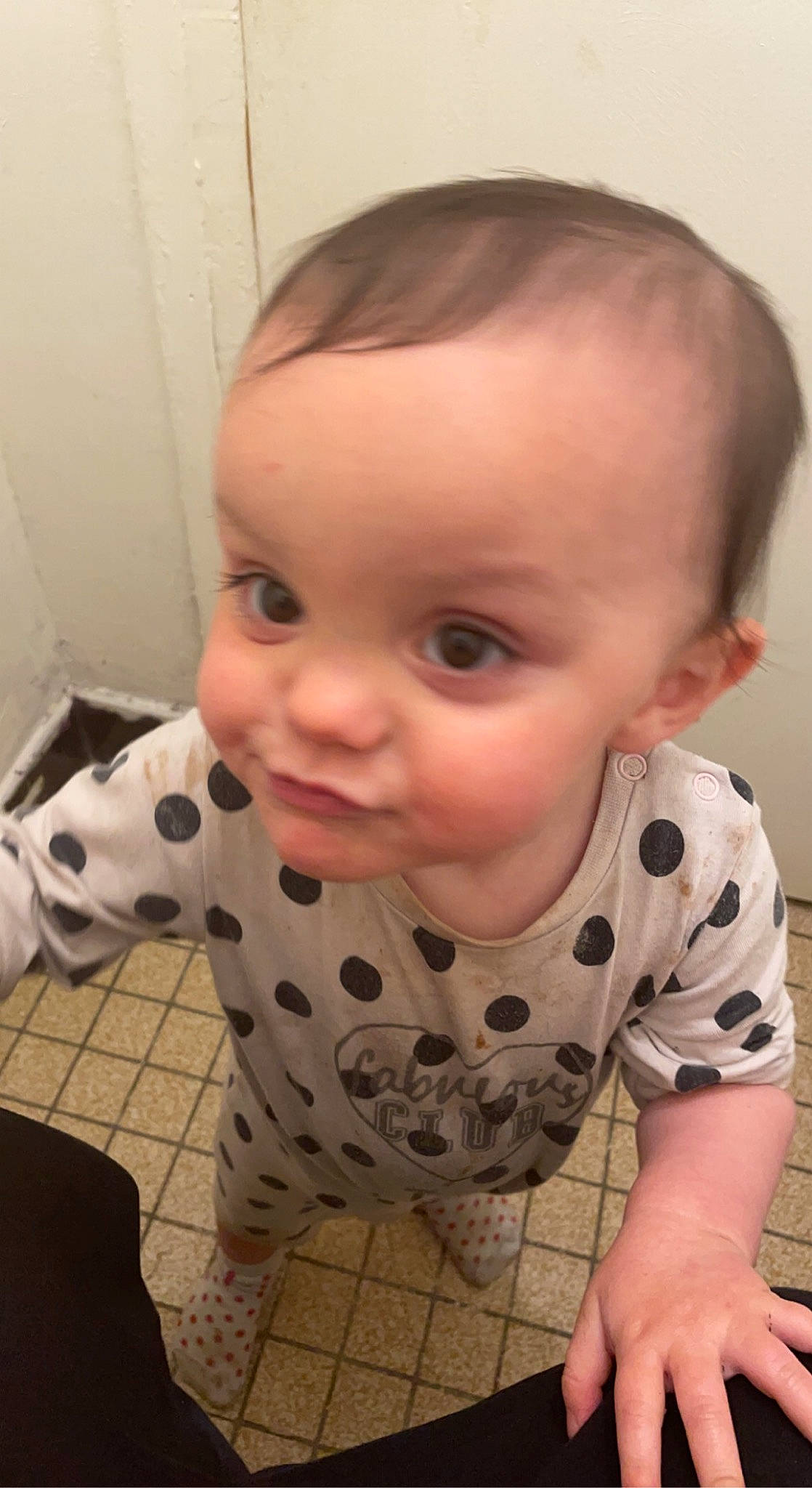 Inaya a rejoint le concours — aidez-le/la à gagner de superbes lots ! arm, baby, baby_toddler_clothing, cheek, child, crawling, eye, finger, floor, flooring, happy, iris, lip, mouth, nose, person, skin, sleeve, smile, toddler