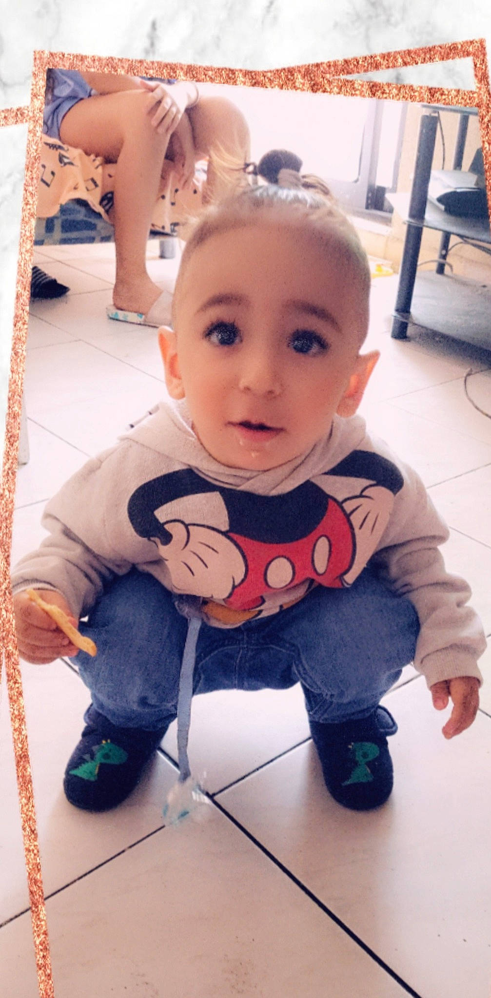 Wajdi a rejoint le concours — aidez-le/la à gagner de superbes lots ! baby, baby_toddler_clothing, cheek, child, facial_expression, floor, flooring, fun, happy, mouth, nose, person, play, room, sitting, skin, sleeve, t_shirt, thigh, toddler