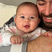 Laya a rejoint le concours — aidez-le/la à gagner de superbes lots ! baby, man, smile, face, portrait, closeup, hug, love, family, child, expression, skin, hand, beard, warmth, comfort, clothing, indoor, affection, bond