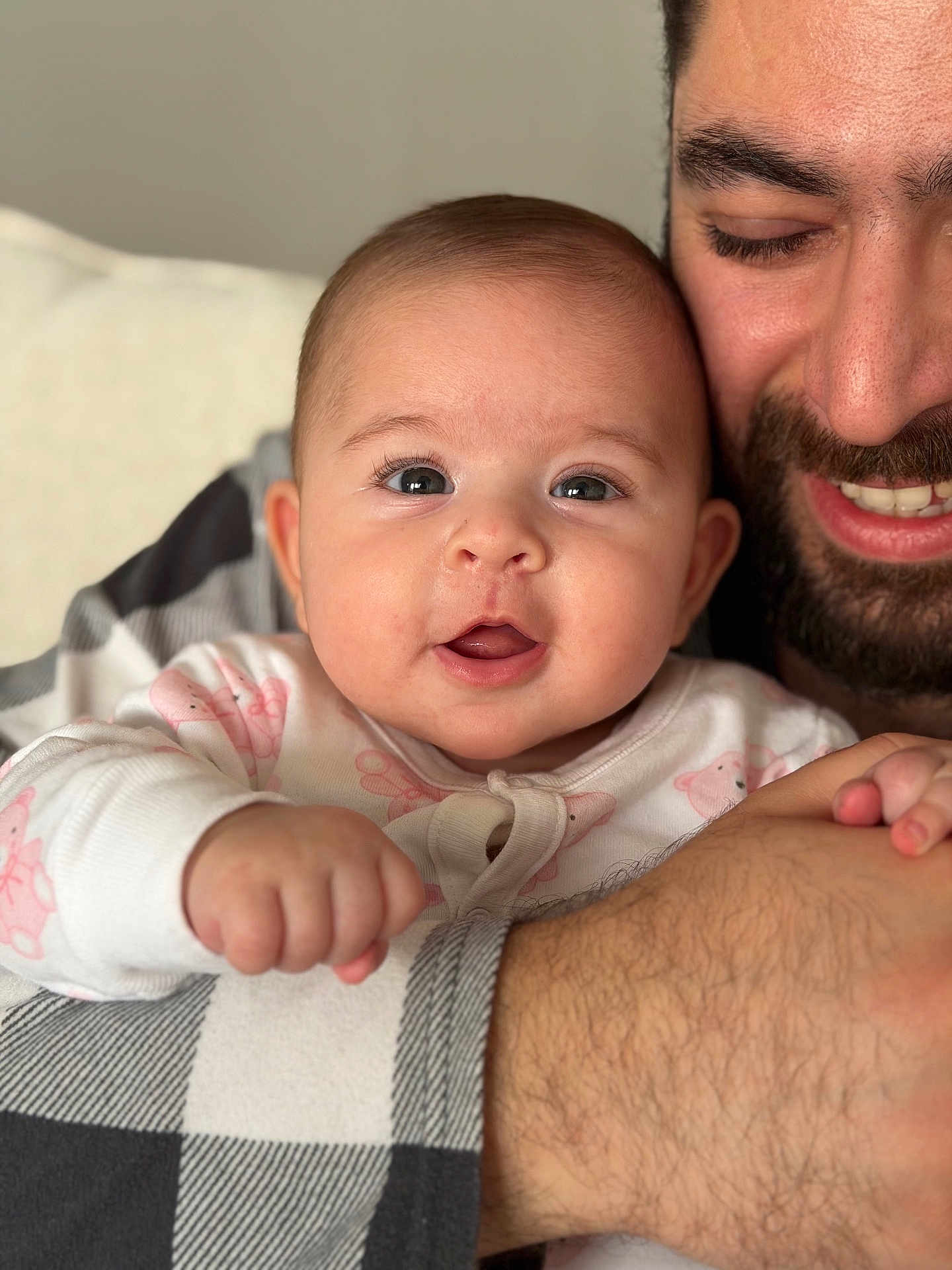 Laya a rejoint le concours — aidez-le/la à gagner de superbes lots ! baby, man, smile, face, portrait, closeup, hug, love, family, child, expression, skin, hand, beard, warmth, comfort, clothing, indoor, affection, bond