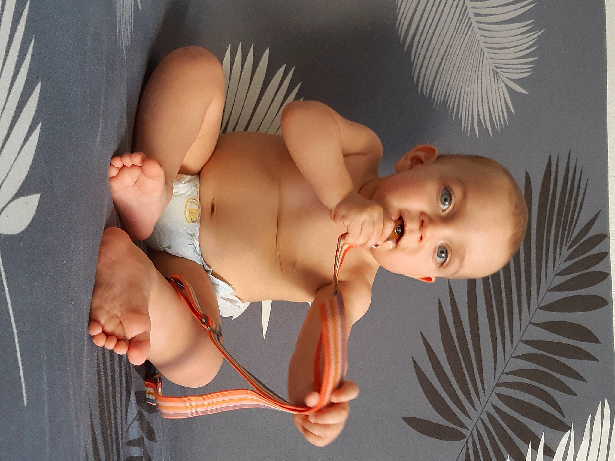 James participe au concours pour gagner de l'argent avec cette photo : abdomen, arm, baby, beauty, black_hair, brassiere, chest, elbow, eyelash, finger, human_body, joint, knee, leg, muscle, person, skin, stomach, thigh, trunk