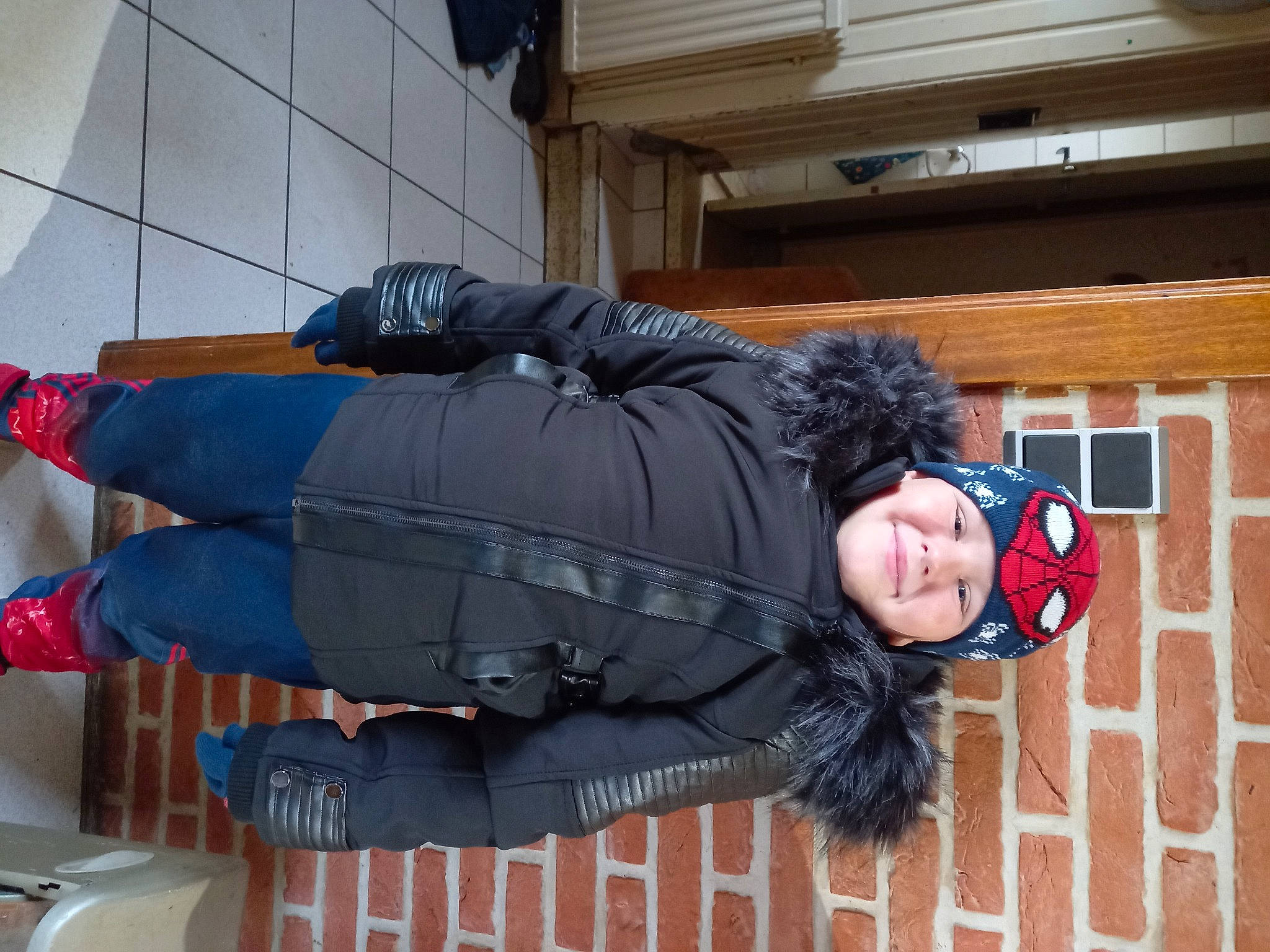 Loucas participe au concours pour gagner de l'argent avec cette photo : bag, carmine, comfort, electric_blue, fun, glove, headwear, human_leg, knee, luggage_and_bags, person, sleeve, smile, thigh, window, winter