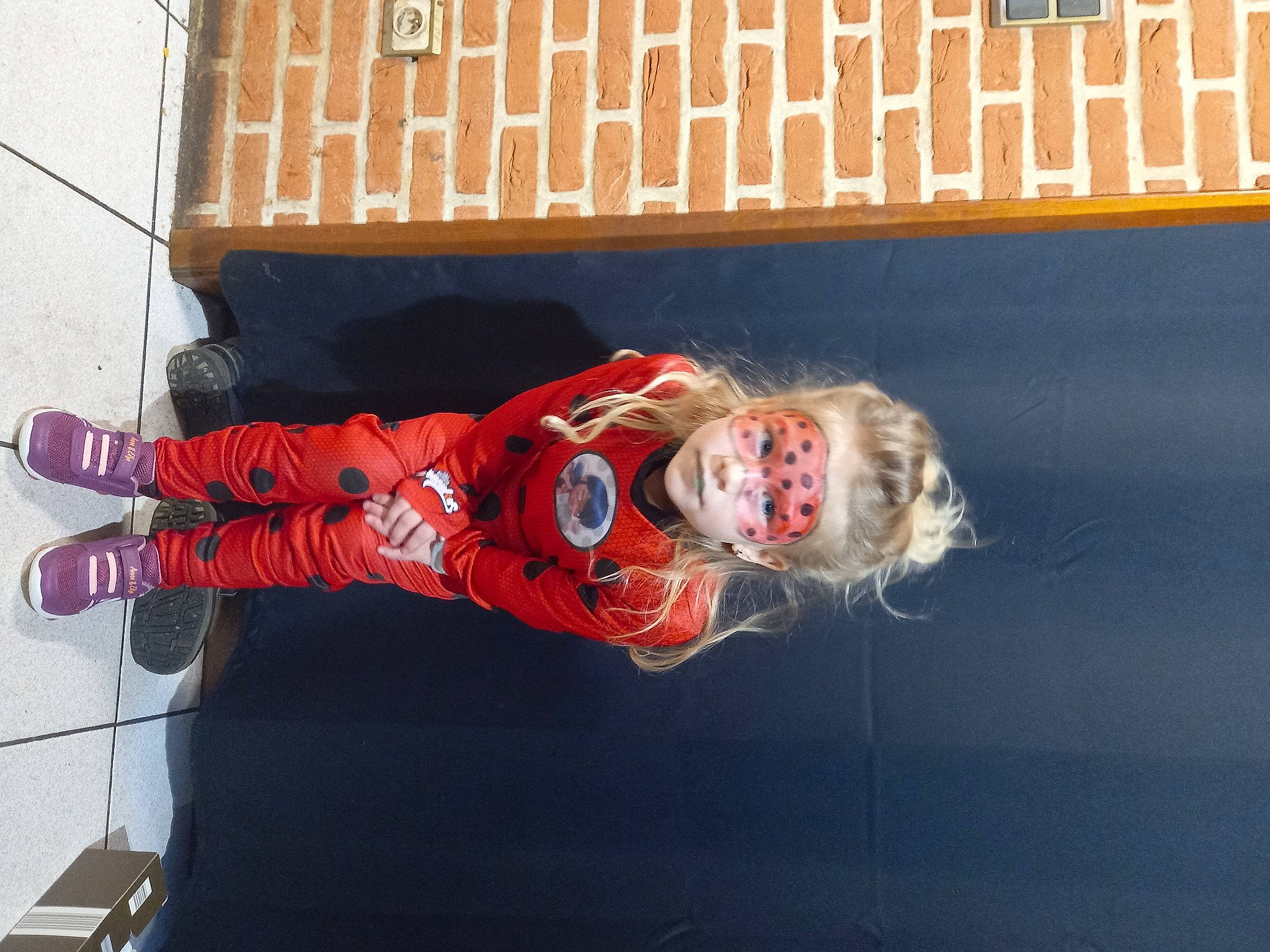 Savannah participe au concours pour gagner de l'argent avec cette photo : carmine, flooring, font, logo, orange, person, player, smile, toddler, walking_shoe