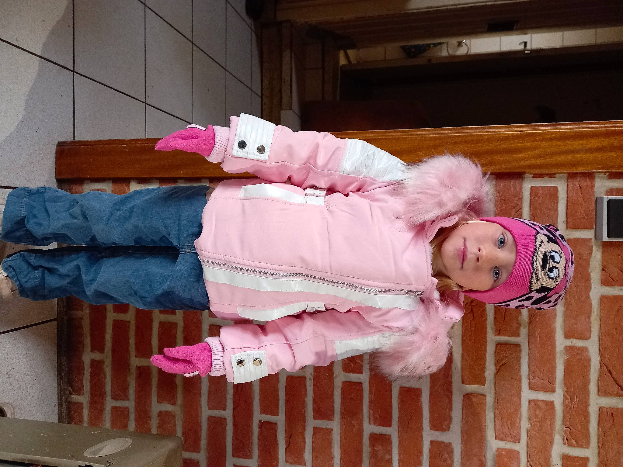 Savannah a rejoint le concours — aidez-le/la à gagner de superbes lots ! baby, baby_toddler_clothing, carmine, child, costume, fun, headwear, magenta, person, pink, room, sleeve, sock, textile, toddler, wood