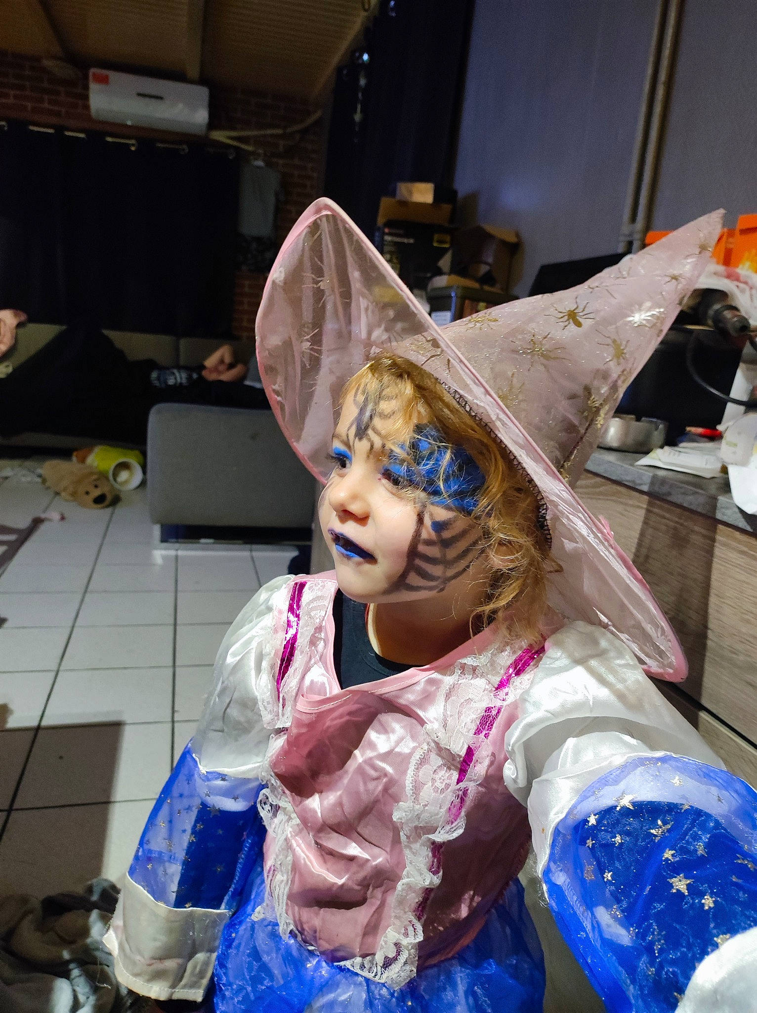 Leiannah a rejoint le concours — aidez-le/la à gagner de superbes lots ! child, cosplay, costume, costume_hat, entertainment, event, fashion_accessory, fictional_character, fun, masque, performing_arts, person, purple, room, theatrical_property, toddler, tradition