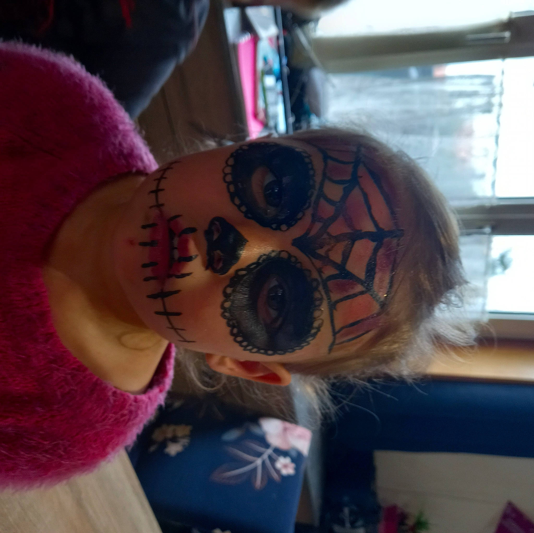 Leiannah a rejoint le concours — aidez-le/la à gagner de superbes lots ! art, eyewear, fashion_accessory, flesh, headgear, mammal, nail, neck, pattern, person, plant, sleeve, sunglasses, tattoo, temporary_tattoo, textile, tree, trunk, visual_arts, wood