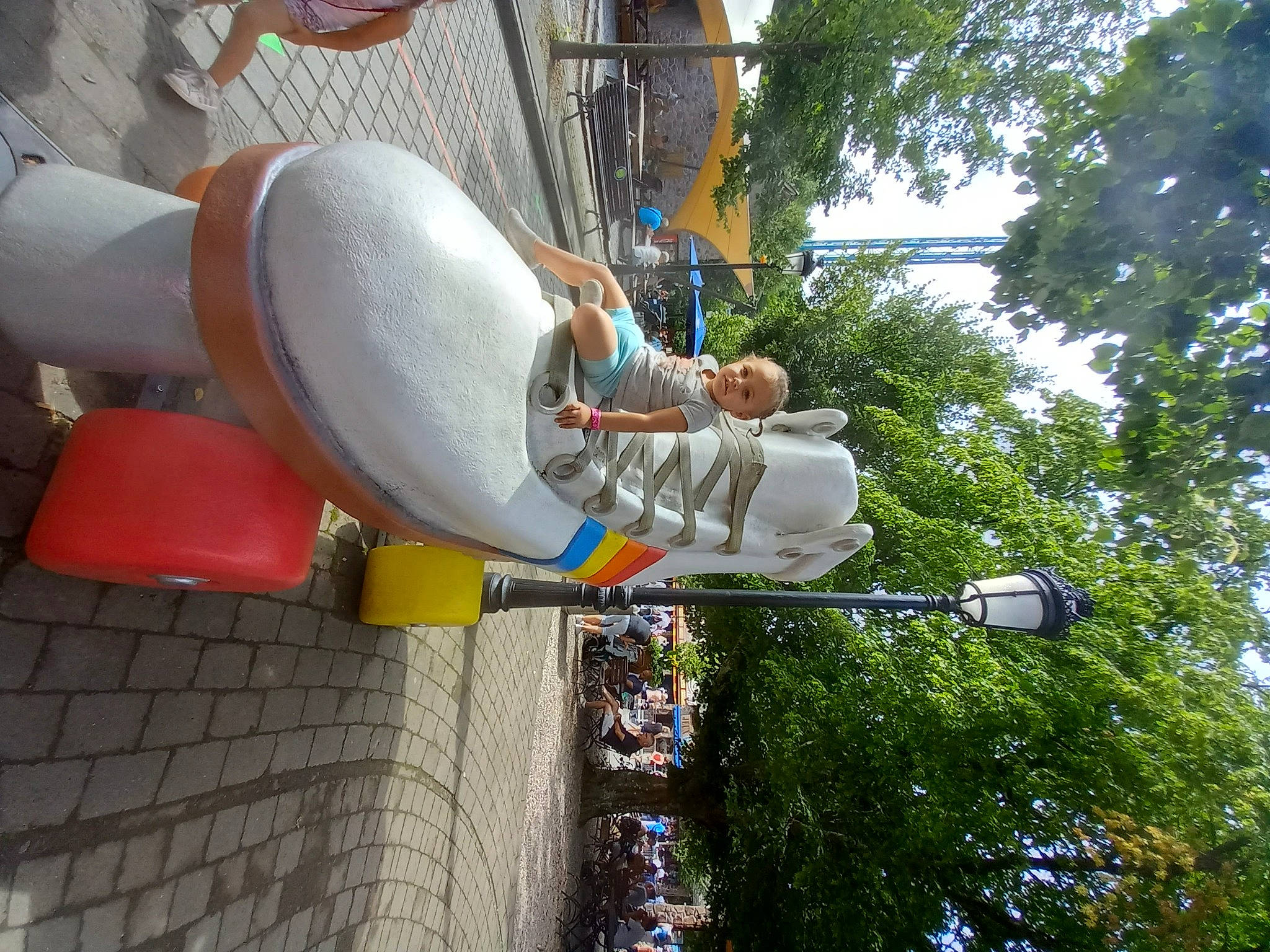 Leiannah a rejoint le concours — aidez-le/la à gagner de superbes lots ! art, event, fun, leisure, person, plant, pole, sky, tree