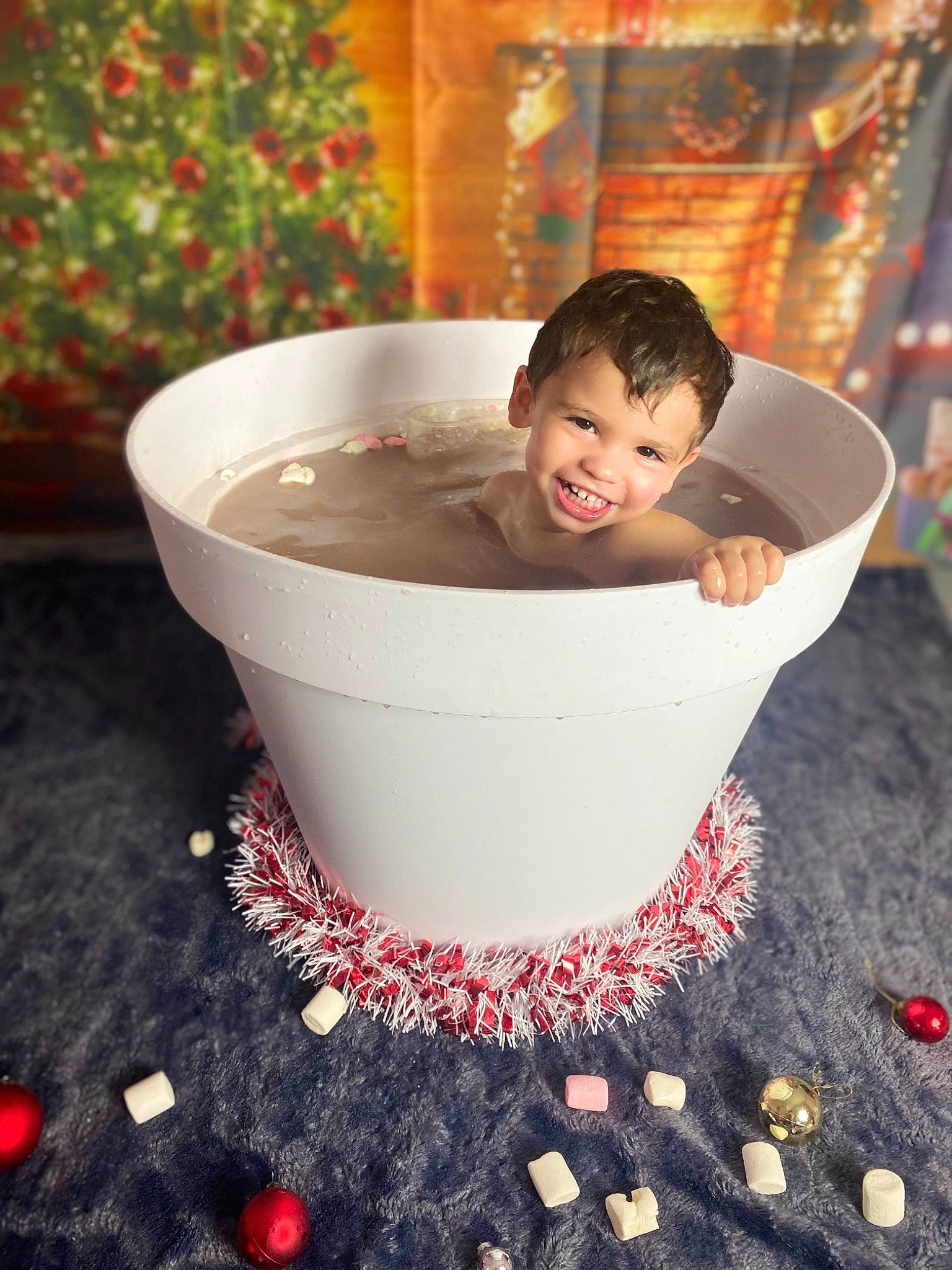 Tiziano a rejoint le concours — aidez-le/la à gagner de superbes lots ! carmine, child, christmas, christmas_tree, event, flash_photography, flesh, fun, happy, holiday, interior_design, joy, leisure, pattern, person, petal, portrait_photography, red, sitting, smile