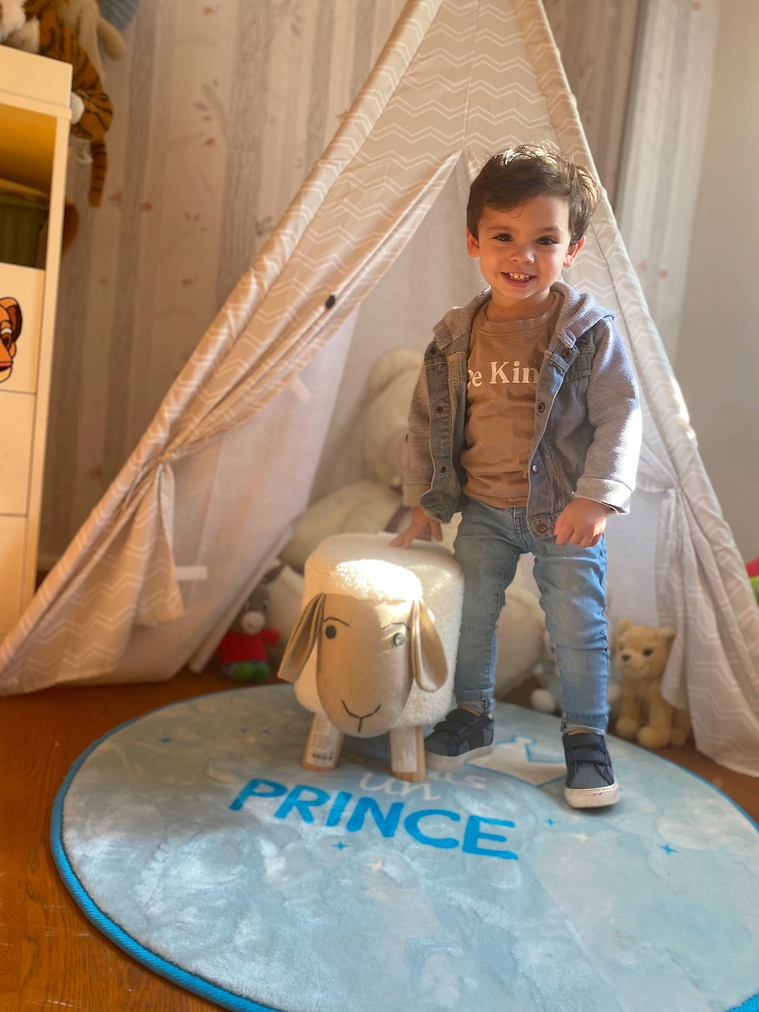 Tiziano a rejoint le concours — aidez-le/la à gagner de superbes lots ! aircraft, blue, child, curtain, floor, flooring, fun, joy, leisure, person, play, recreation, room, sitting, smile, space, t_shirt, toddler, toy, vacation