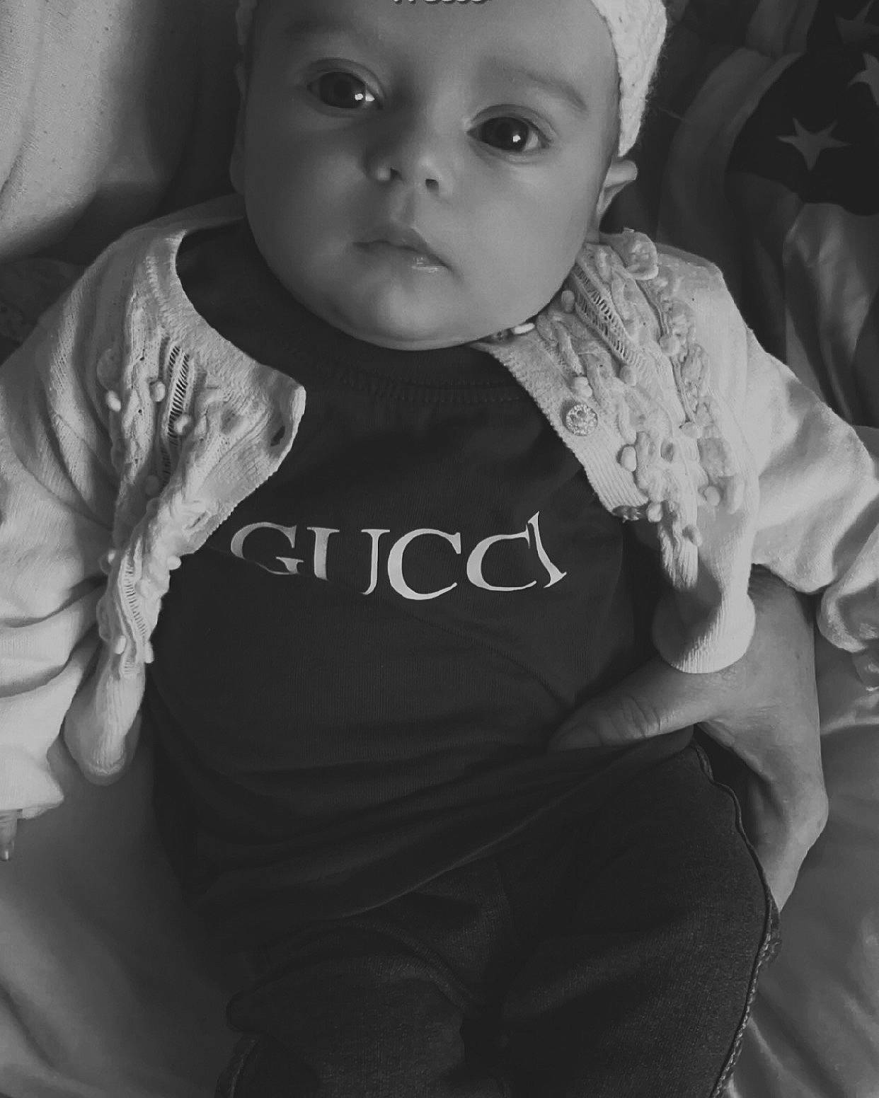 Lyla a rejoint le concours — aidez-le/la à gagner de superbes lots ! baby, baby_toddler_clothing, black, black_and_white, cheek, cool, elbow, eye, finger, flash_photography, gesture, grey, hairstyle, happy, head, headwear, monochrome, neck, person, sleeve