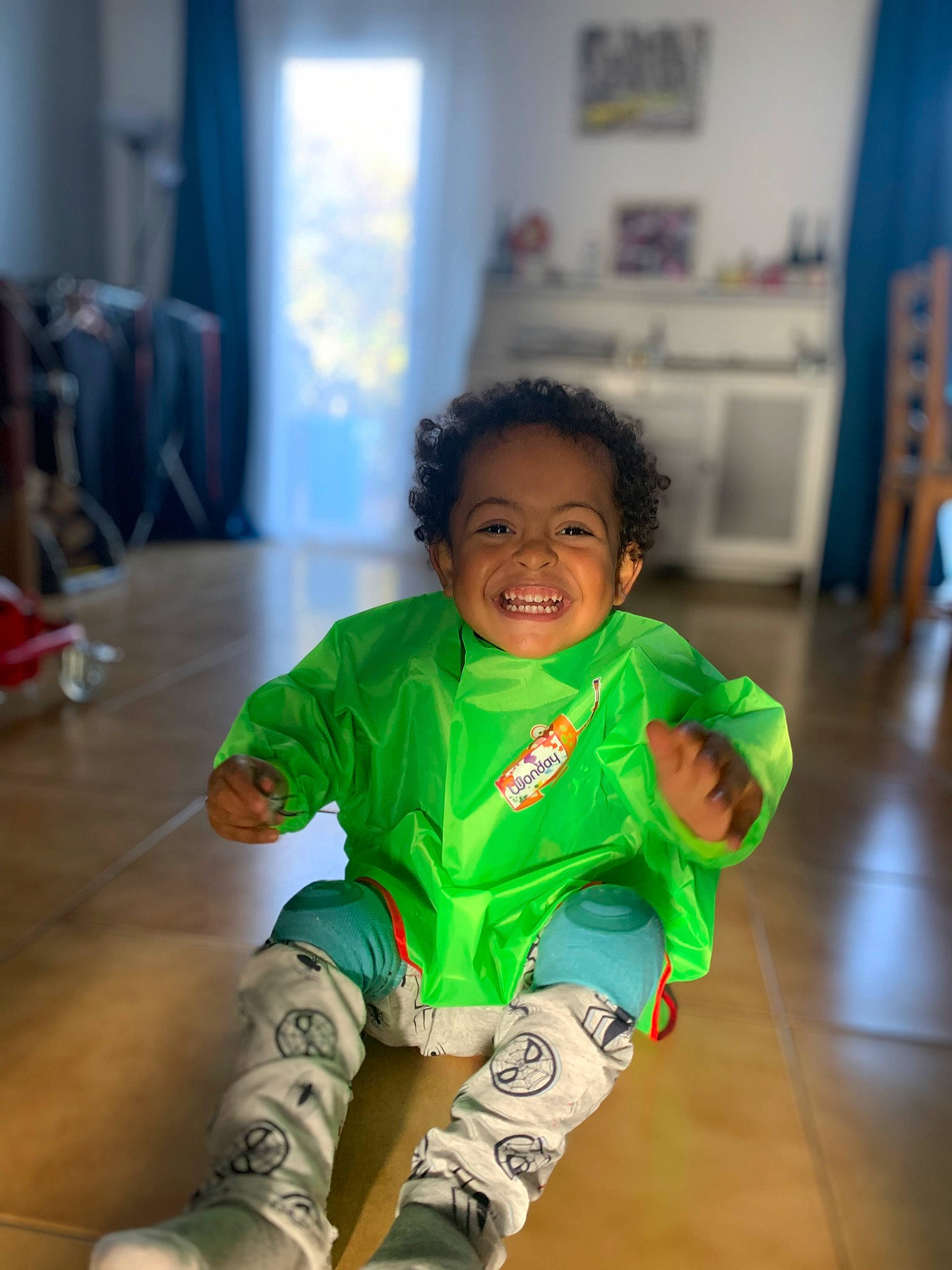 Liyam a rejoint le concours — aidez-le/la à gagner de superbes lots ! baby, baby_toddler_clothing, child, curtain, eye, floor, flooring, fun, happy, hardwood, human_leg, joy, neck, person, skin, sleeve, smile, sock, t_shirt, thigh