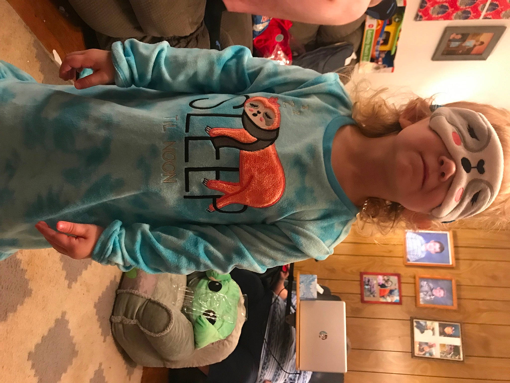 Lia is registered to the contest to win money with this photo: arm, blurred, camouflage, child, elbow, finger, fun, gesture, hand, happy, joint, military_camouflage, muscle, organ, person, picture_frame, room, sleeve, t_shirt, thigh