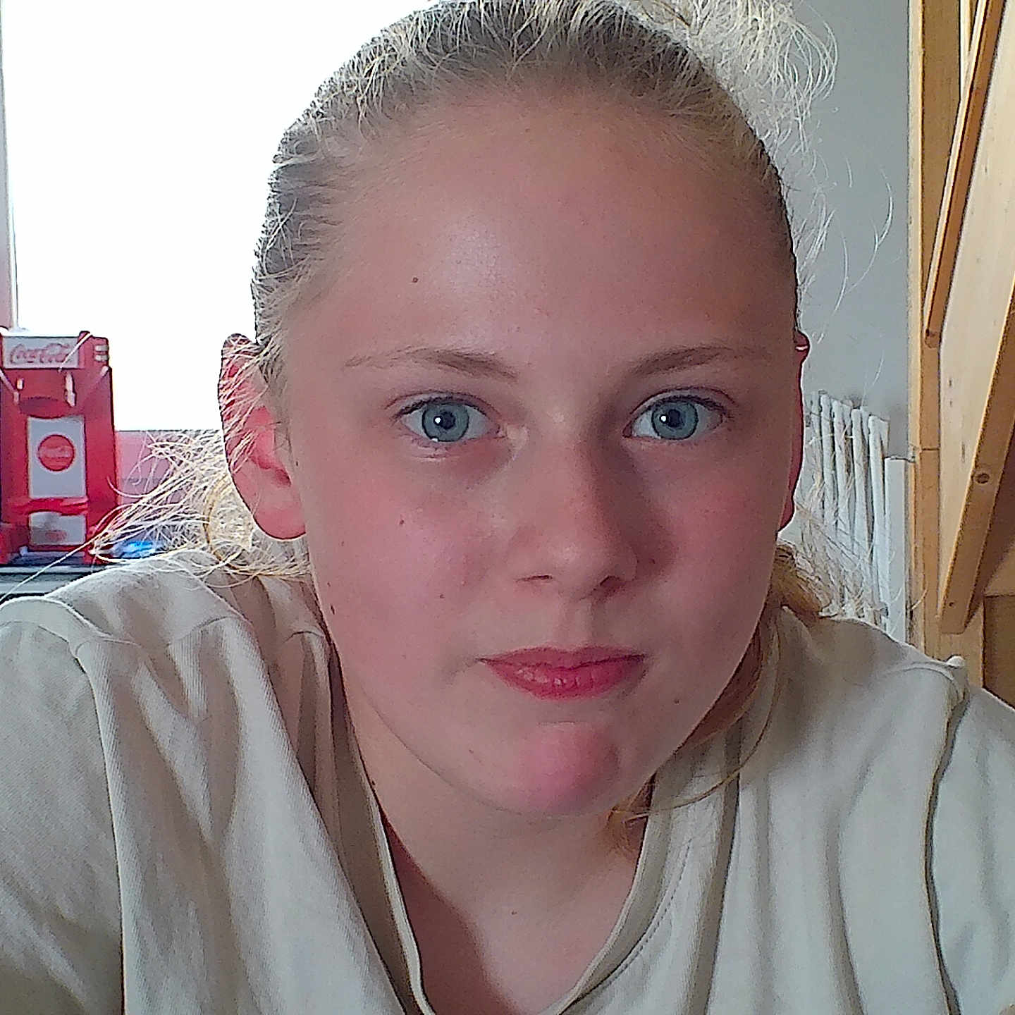 Kèlïah a rejoint le concours — aidez-le/la à gagner de superbes lots ! blue_eyes, casual_clothing, child, closeup, expression, face, furniture, girl, hair, head, home, indoor, light_hair, natural_light, person, portrait, skin, staircase, window, young_person