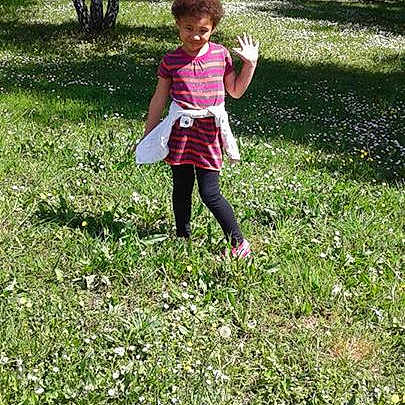 Lindsay a rejoint le concours — aidez-le/la à gagner de superbes lots ! backyard, child, flower, garden, grass, green, lawn, meadow, toddler, woodland