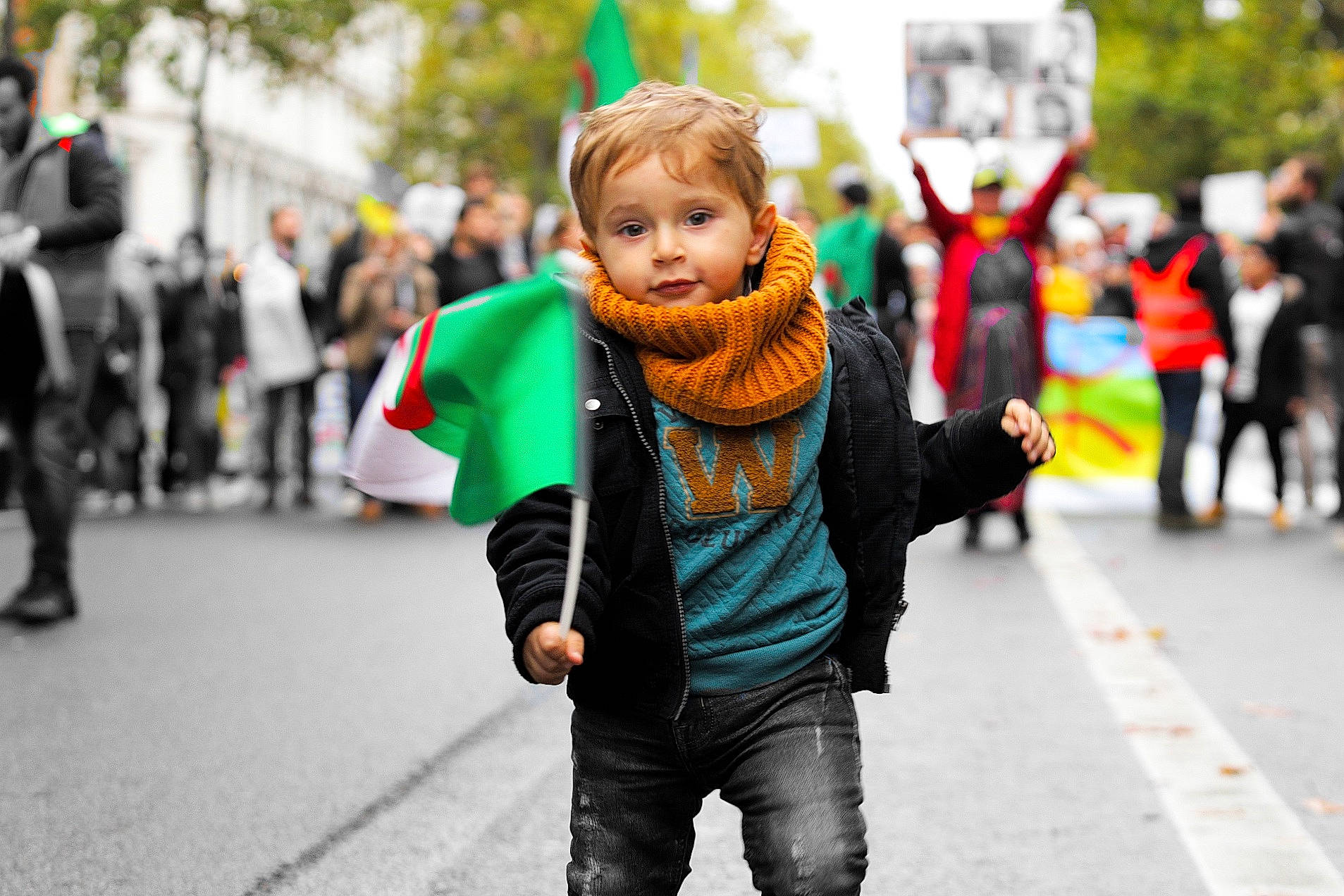 Iwel a rejoint le concours — aidez-le/la à gagner de superbes lots ! child, crowd, fashion, green, human, infrastructure, pedestrian, people, person, photography, plant, recreation, road, smile, snapshot, street, street_fashion, toddler, tree, walking