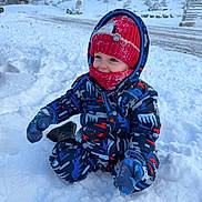 Elio participe au concours pour gagner de l'argent avec cette photo : child, toddler, snow, winter, outdoor, snowsuit, hat, mittens, cold, play, happy, blue, red, forest, cabin, nature, snowy, landscape, clothing, person