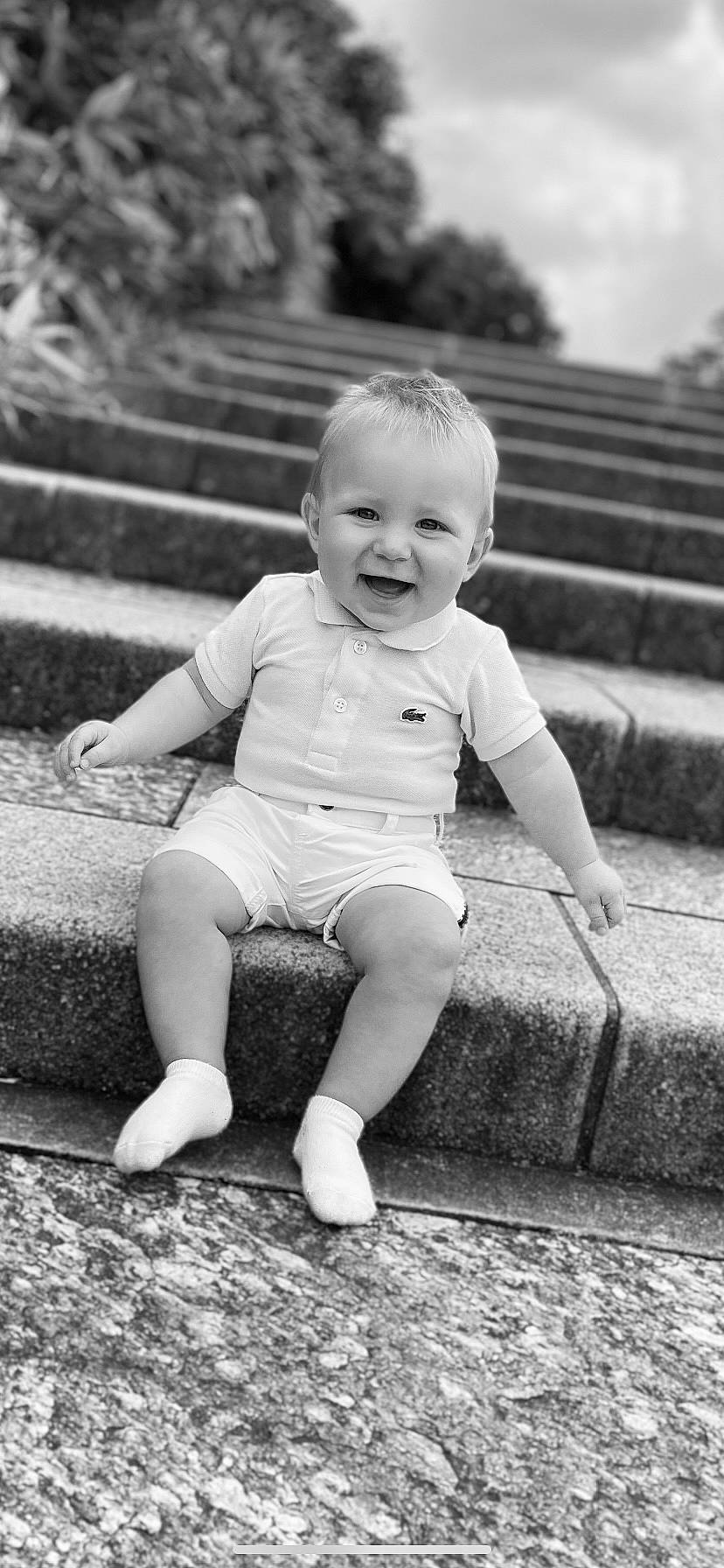 Aaron a rejoint le concours — aidez-le/la à gagner de superbes lots ! baby, baby_toddler_clothing, black, black_and_white, cheek, child, flash_photography, fun, grass, happy, monochrome, monochrome_photography, person, photograph, skin, smile, standing, style, summer, toddler