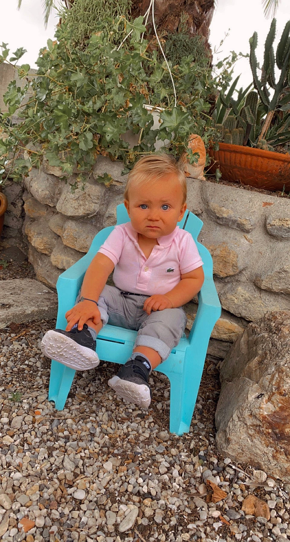 Aaron participe au concours pour gagner de l'argent avec cette photo : baby, baby_products, baby_toddler_clothing, chair, child, electric_blue, fun, grass, leg, leisure, people_in_nature, person, plant, play, sand, sitting, soil, toddler, tree, vacation