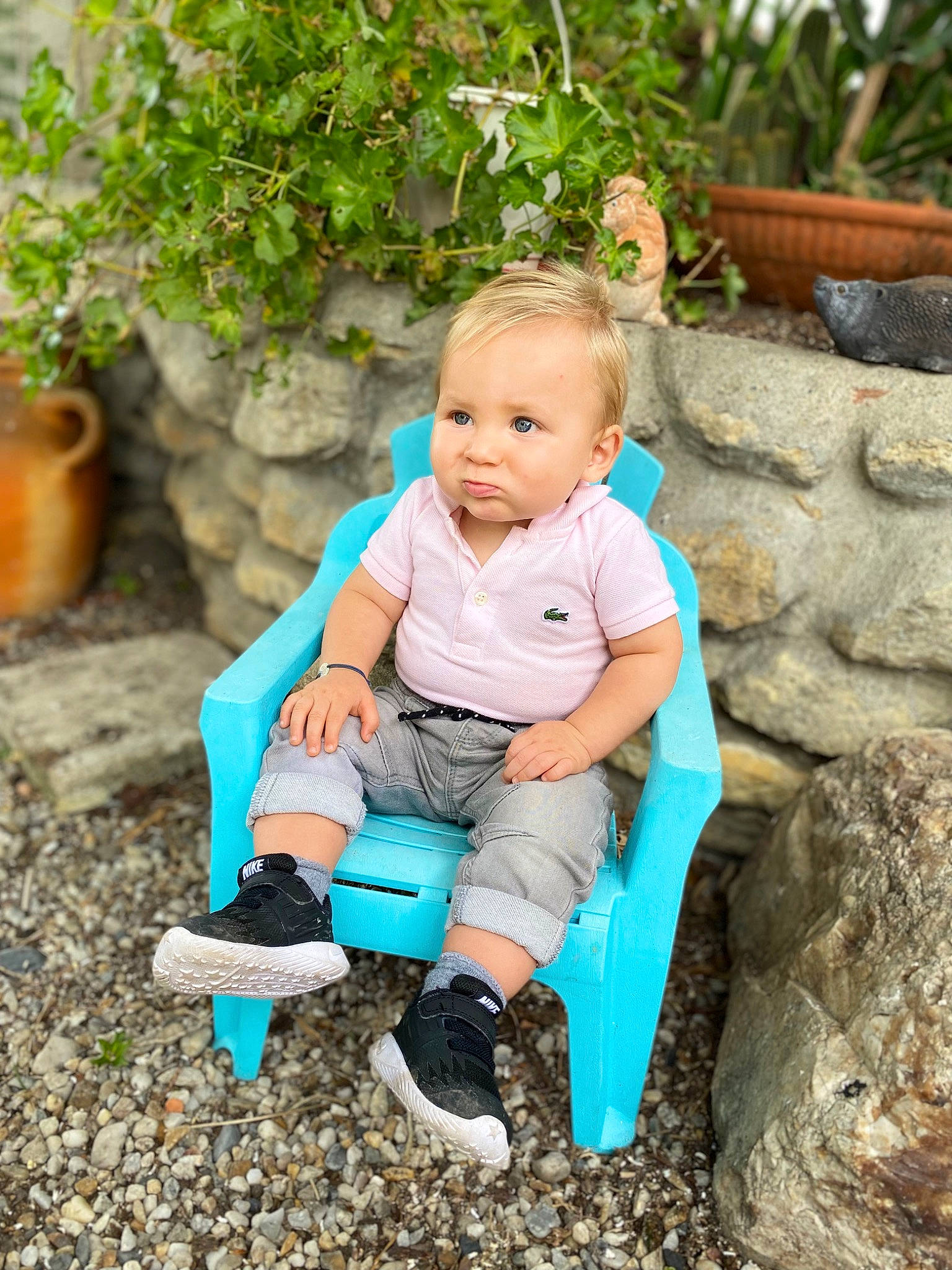 Aaron participe au concours pour gagner de l'argent avec cette photo : baby, baby_toddler_clothing, child, electric_blue, facial_expression, flowerpot, fun, grass, happy, leaf, leg, leisure, people_in_nature, person, plant, sitting, soil, t_shirt, toddler, tree