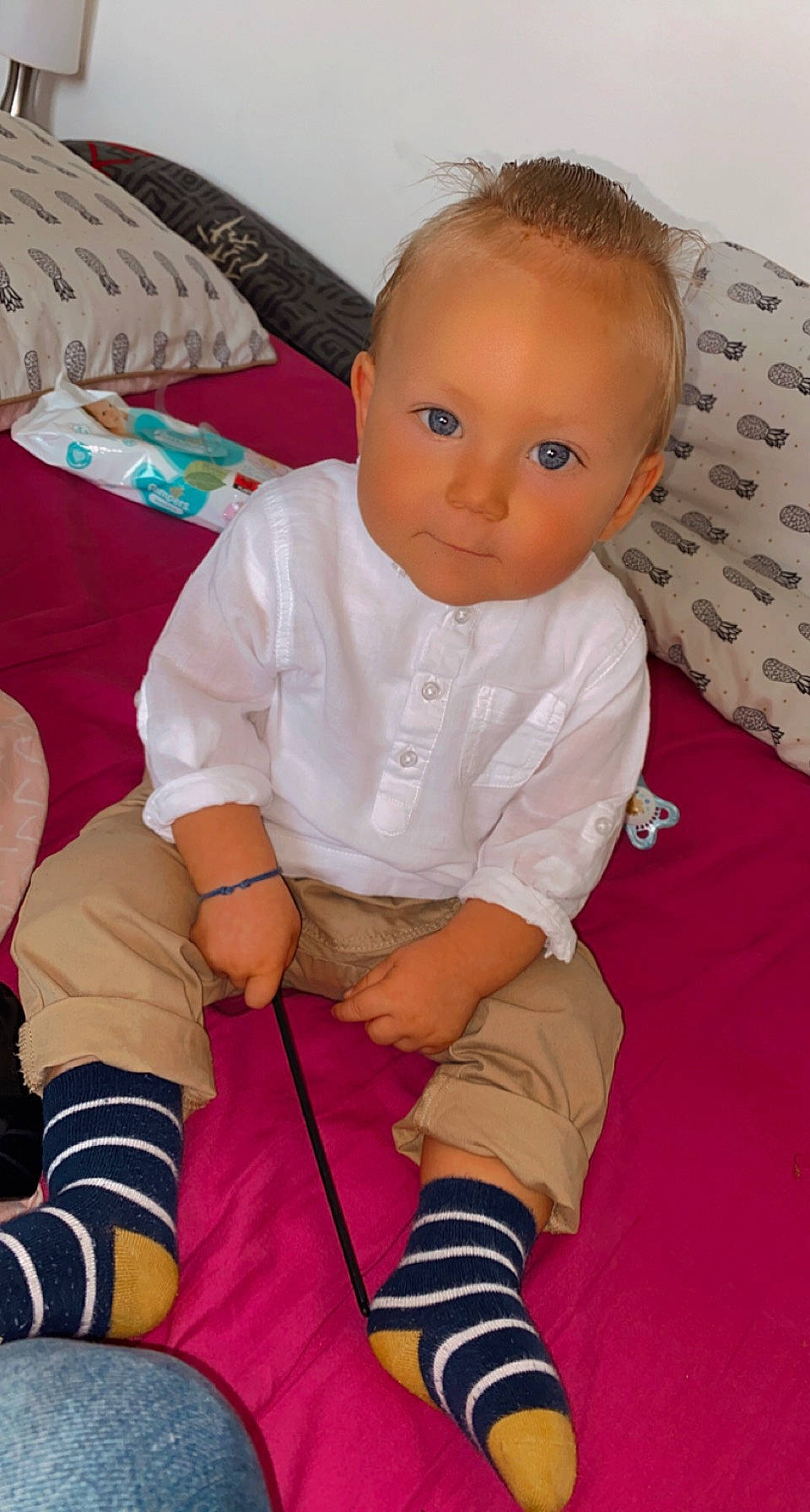 Aaron participe au concours pour gagner de l'argent avec cette photo : baby, baby_toddler_clothing, child, comfort, elbow, flooring, fun, head, human_body, human_leg, joint, knee, lap, person, pink, skin, sleeve, sock, thigh, thumb