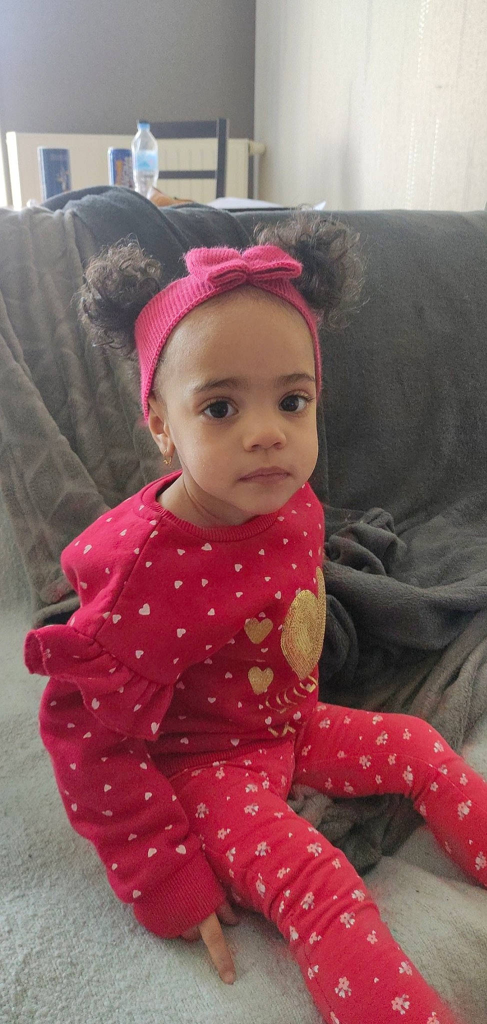 élina participe au concours pour gagner de l'argent avec cette photo : baby, baby_toddler_clothing, cheek, child, comfort, costume_hat, couch, dress, eye, fun, headband, lip, magenta, pattern, person, pink, purple, sitting, skin, sleeve