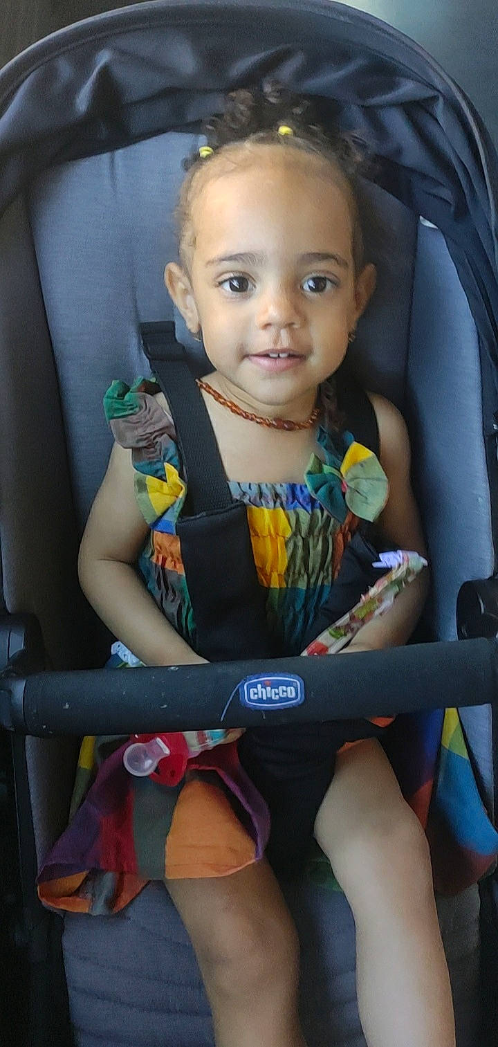 élina a rejoint le concours — aidez-le/la à gagner de superbes lots ! baby_carriage, baby_toddler_clothing, black, car_seat, chair, cheek, child, comfort, cool, fun, head, joy, organ, person, photograph, product, seat_belt, skin, snapshot, thigh