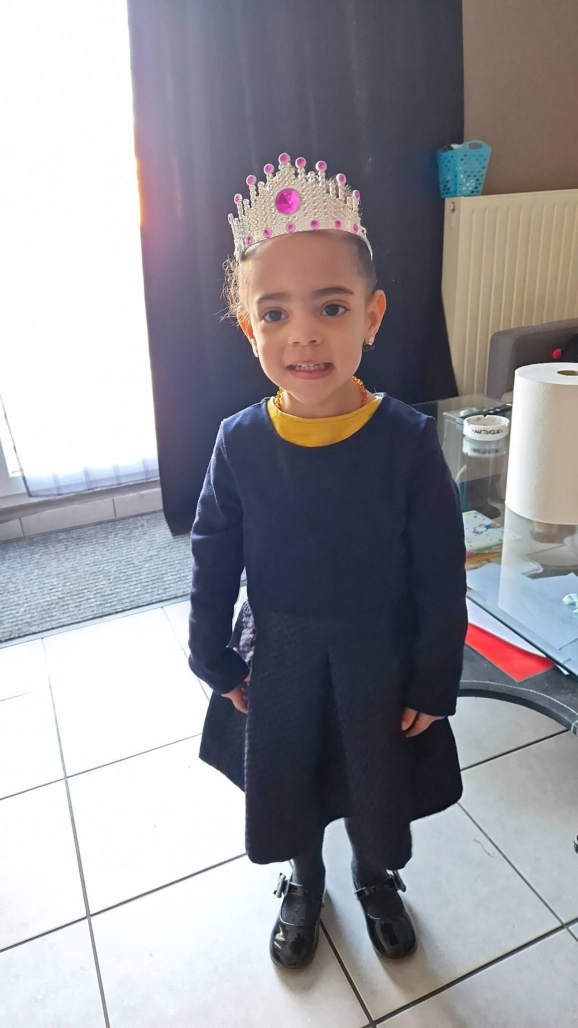 élina a rejoint le concours — aidez-le/la à gagner de superbes lots ! baby_toddler_clothing, child, electric_blue, event, fashion_accessory, fashion_design, flooring, formal_wear, happy, hat, headband, headpiece, jewellery, joy, lamp, leg, paper_towel, person, sleeve, standing