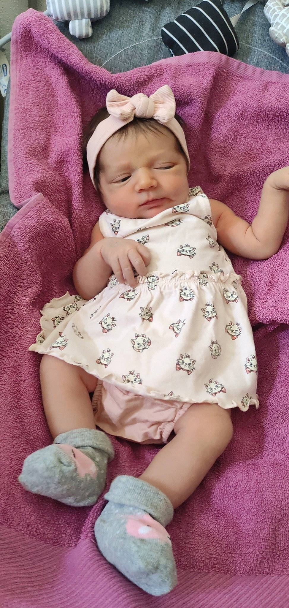 Maylie a rejoint le concours — aidez-le/la à gagner de superbes lots ! baby, baby_toddler_clothing, cheek, child, day_dress, dress, embellishment, headgear, headwear, iris, magenta, one_piece_garment, pattern, person, pink, product, purple, skin, sleeve, textile