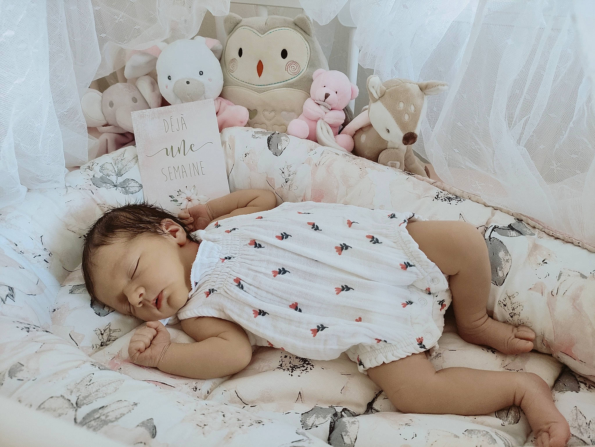 Maylie a rejoint le concours — aidez-le/la à gagner de superbes lots ! arm, baby, baby_sleeping, baby_toddler_clothing, bed, bed_sheet, bedding, child, comfort, facial_expression, hand, linens, pattern, people, person, skin, sleeve, textile, thigh, toddler