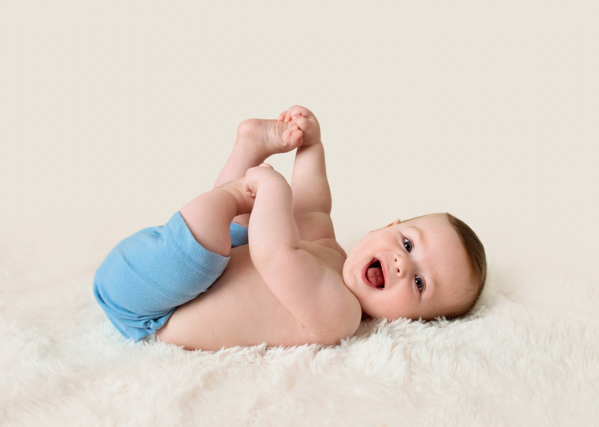 Clayton is registered to the contest to win money with this photo: baby, baby_toddler_clothing, barefoot, child, comfort, finger, flash_photography, foot, gesture, hand, happy, human_leg, knee, leg, person, sitting, skin, smile, stomach, thigh