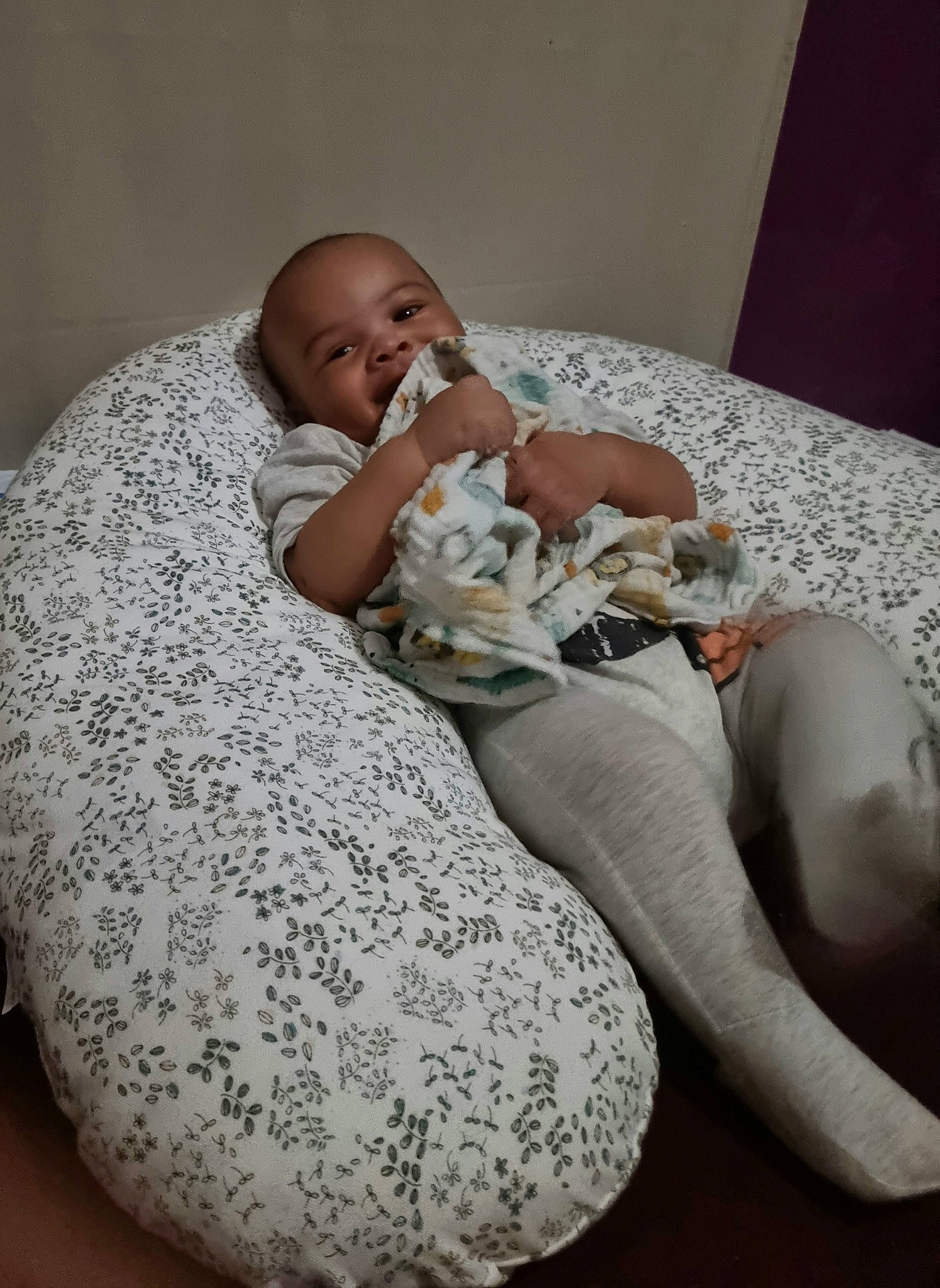 Wayde participe au concours pour gagner de l'argent avec cette photo : baby, baby_products, baby_sleeping, baby_toddler_clothing, bedding, bedtime, child, comfort, event, flooring, human_body, knee, linens, mammal, person, room, sitting, skin, textile, throw_pillow