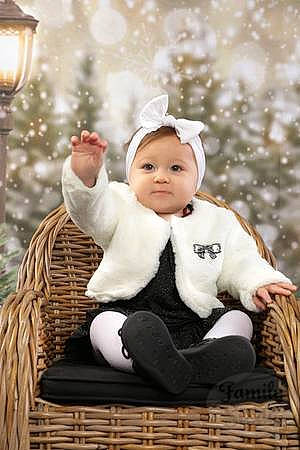 Victoire participe au concours pour gagner de l'argent avec cette photo : baby, baby_toddler_clothing, child, comfort, event, face, flash_photography, fun, fur, grass, happy, headwear, lamp, ornament, people_in_nature, person, sitting, sleeve, toddler, wicker