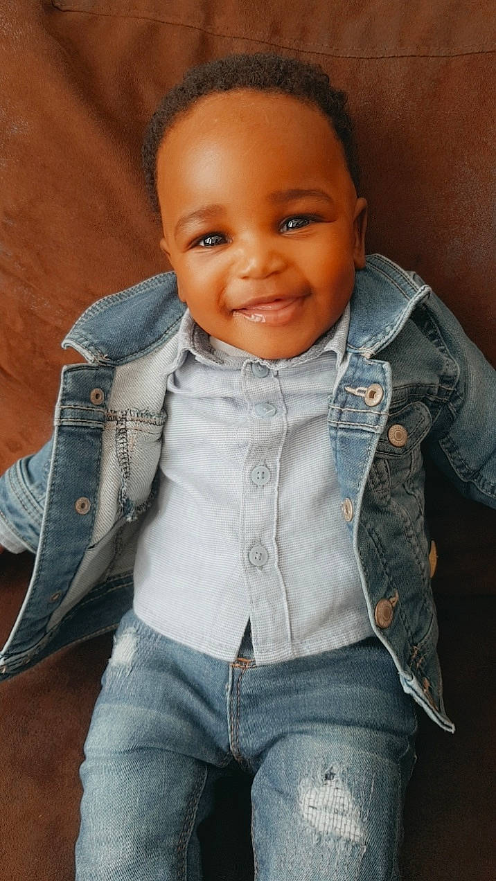 Soan participe au concours pour gagner de l'argent avec cette photo : baby, cheek, child, child_model, cool, denim, jeans, joy, outerwear, person, sitting, skin, standing, textile, toddler