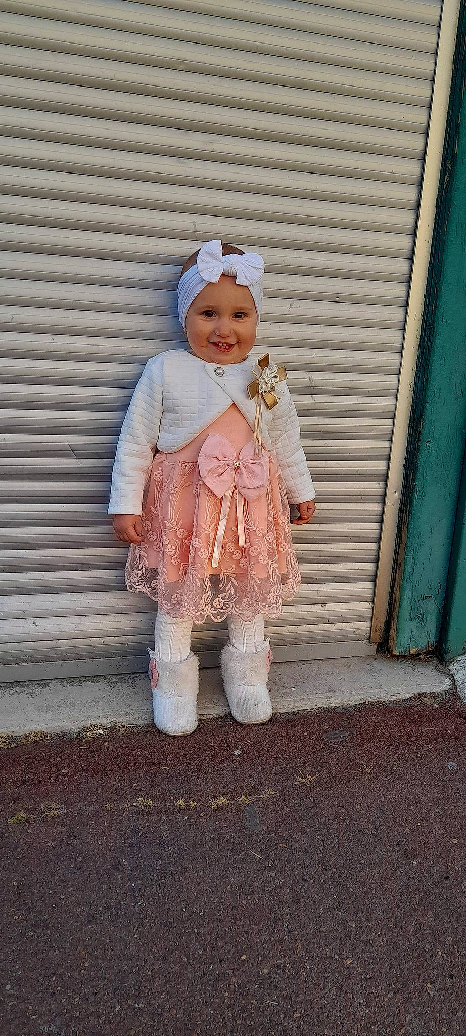 Adelina a rejoint le concours — aidez-le/la à gagner de superbes lots ! baby, baby_toddler_clothing, child, dress, face, gesture, grass, happy, headwear, joy, leg, pattern, peach, people_in_nature, person, pink, sitting, sleeve, smile, sock