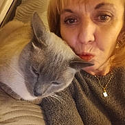 Sushi participe au concours pour gagner de l'argent avec cette photo : casual_clothing, cat, closeup, companion, cozy, furniture, gray_cat, home, indoor, necklace, pet, portrait, pout, relaxed, selfie, snuggling, sofa, warm_lighting, white_cat, woman