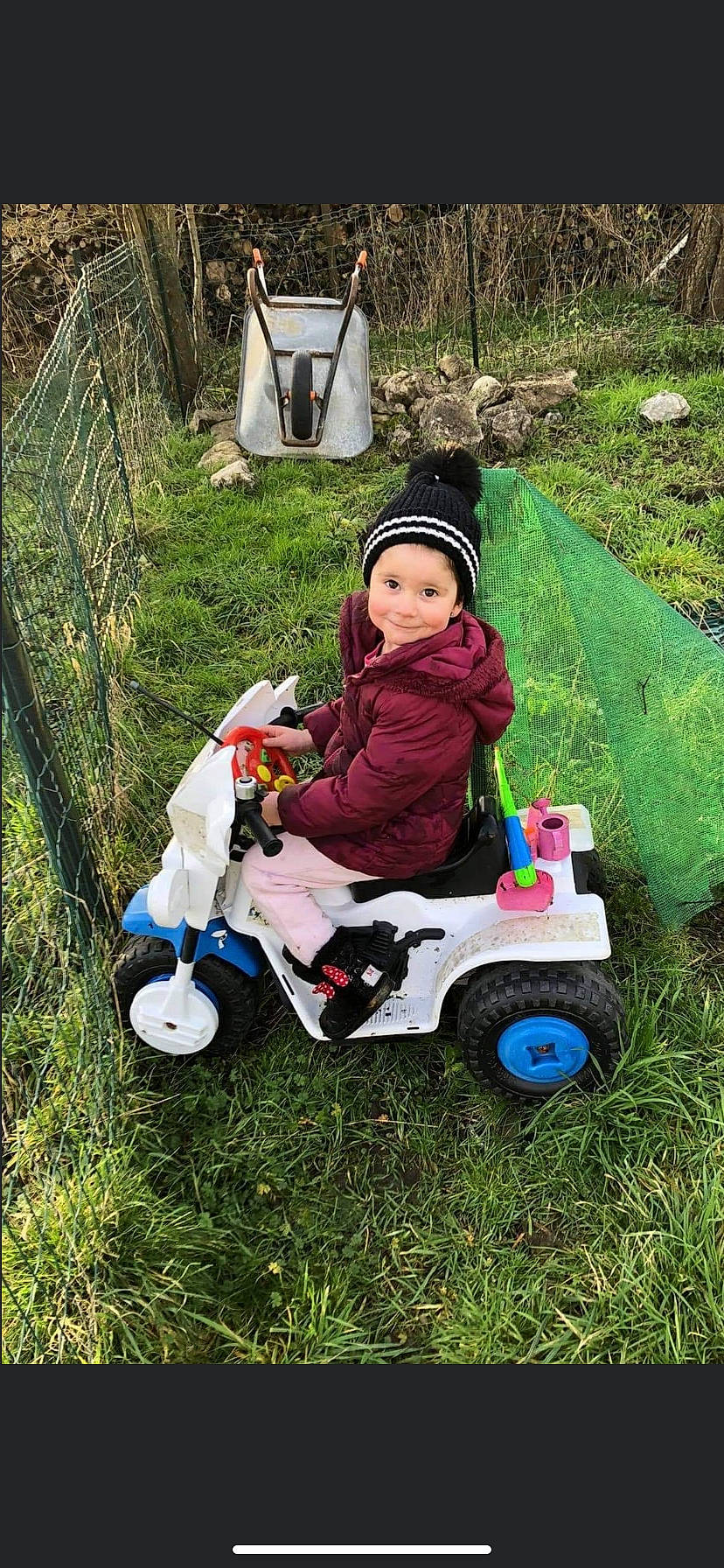 Dayanna a rejoint le concours — aidez-le/la à gagner de superbes lots ! automotive_tire, automotive_wheel_system, baby, baby_carriage, baby_products, baby_toddler_clothing, fun, grass, headwear, joy, lawn, leisure, motor_vehicle, people_in_nature, person, plant, recreation, riding_toy, tire, toddler