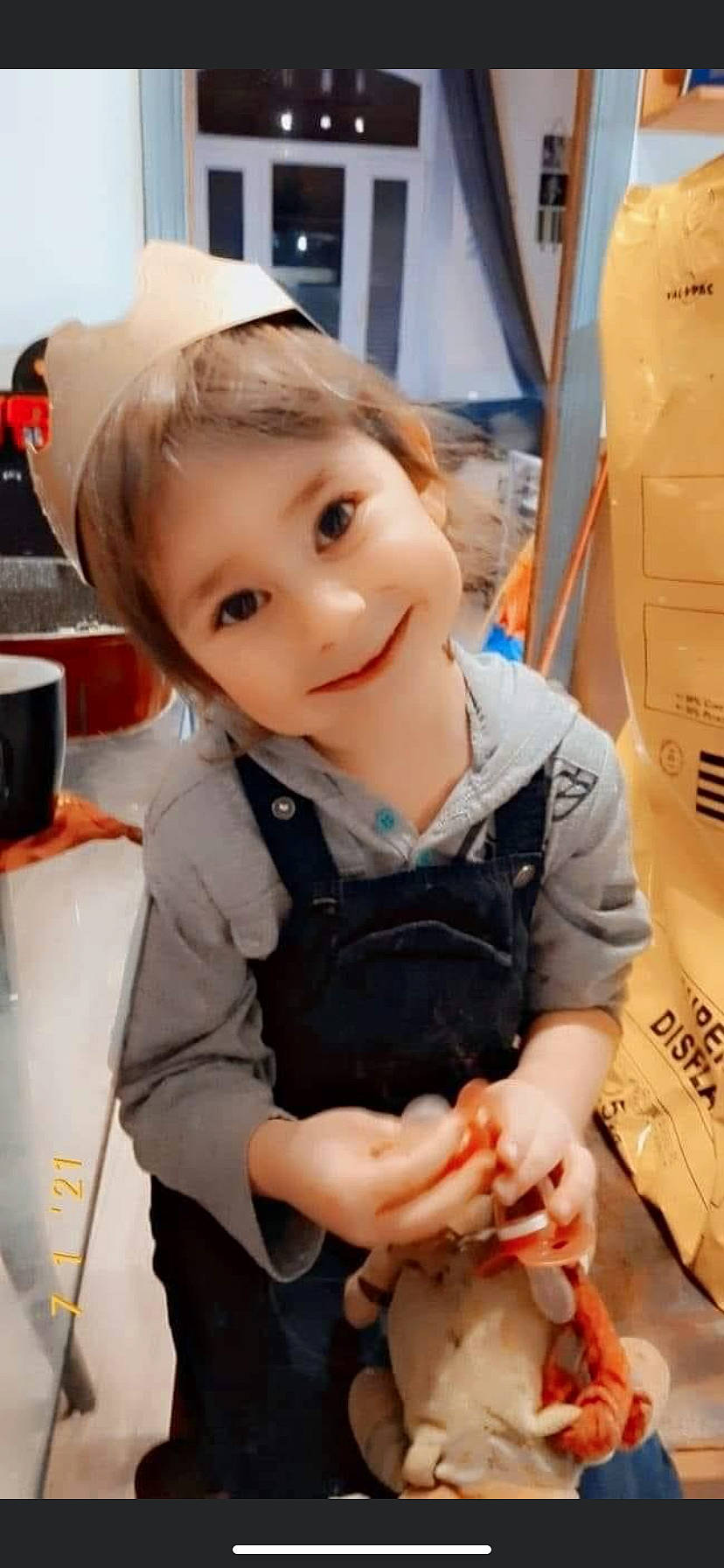 Dayanna a rejoint le concours — aidez-le/la à gagner de superbes lots ! baby, cheek, child, fashion_accessory, finger, fun, gesture, hairstyle, hand, happy, joy, mouth, person, sitting, skin, sleeve, smile, thumb, tie, toddler