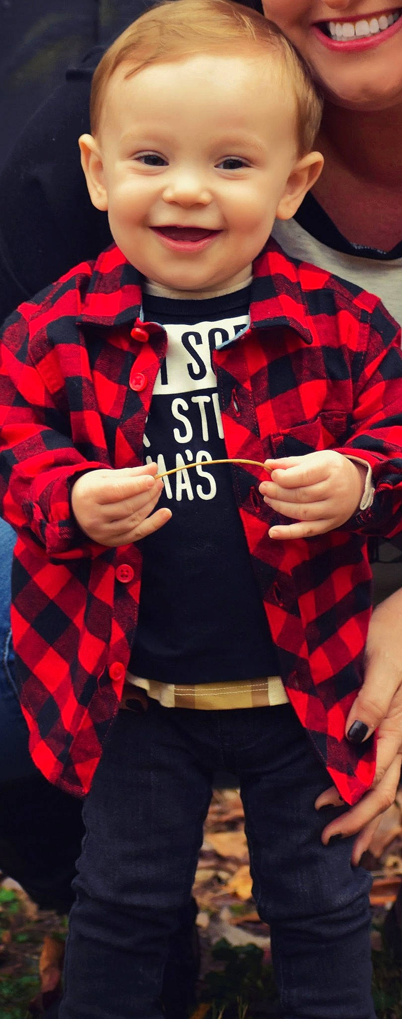 Waylon is registered to the contest to win money with this photo: black, collar, fashion, finger, formal_wear, gesture, hand, happy, joy, lip, outerwear, pattern, person, plaid, red, sleeve, smile, street_fashion, tartan, textile