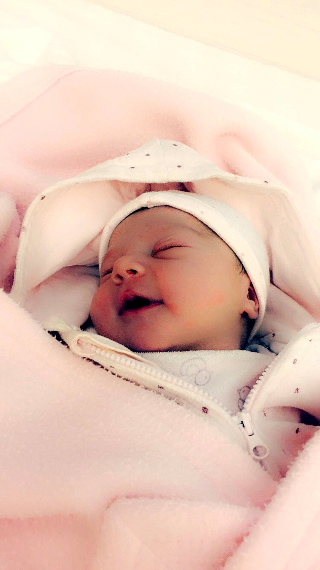 Lynna participe au concours pour gagner de l'argent avec cette photo : beauty, child, close_up, girl, hand, infant, japanese_idol, lip, mouth, person, pink, skin