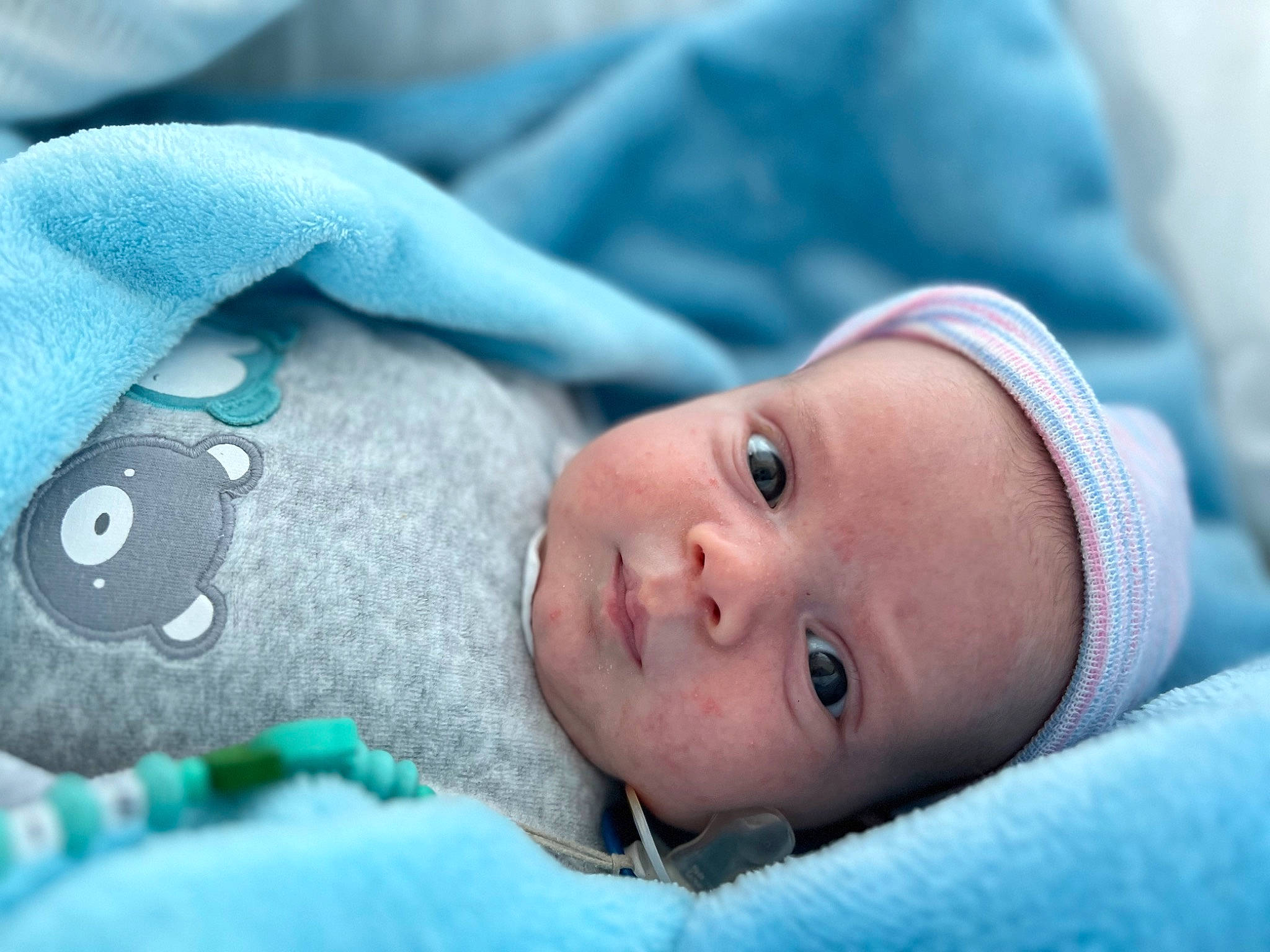 Aris a rejoint le concours — aidez-le/la à gagner de superbes lots ! azure, baby, baby_products, baby_toddler_clothing, cheek, child, close_up, comfort, electric_blue, eyebrow, grey, hand, headwear, human_body, iris, linens, mouth, nose, person, room