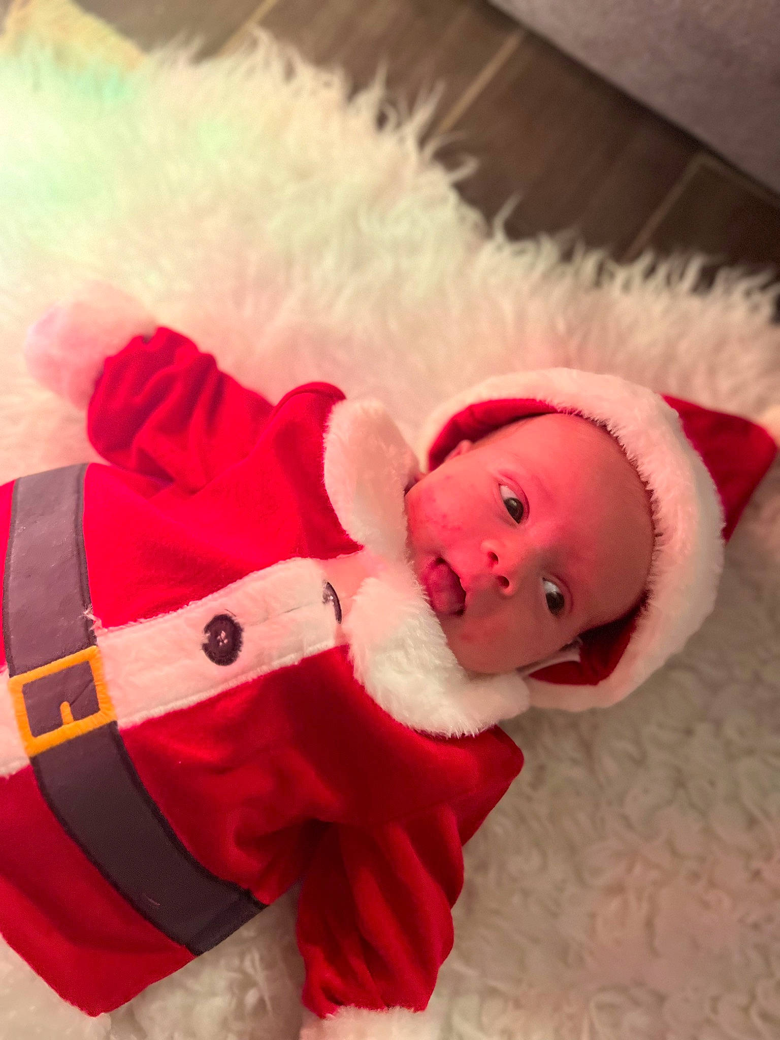 Aris a rejoint le concours — aidez-le/la à gagner de superbes lots ! baby, baby_toddler_clothing, bow_tie, carmine, child, christmas, christmas_eve, costume_hat, event, fictional_character, fur, happy, headgear, holiday, person, pink, plush, santa_claus, sleeve, stuffed_toy