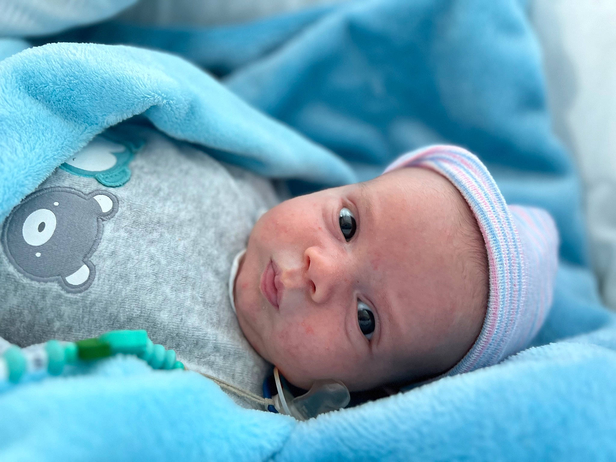 Aris a rejoint le concours — aidez-le/la à gagner de superbes lots ! azure, baby, baby_toddler_clothing, cheek, child, close_up, comfort, electric_blue, eye, face, hand, head, headwear, iris, mouth, nose, person, product, skin, textile