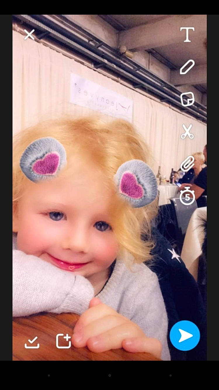 Lylou participe au concours pour gagner de l'argent avec cette photo : baby, cheek, child, ear, electronic_device, eye, eyelash, forehead, iris, joy, nose, person, photo_caption, photography, pink, selfie, skin, technology, toddler