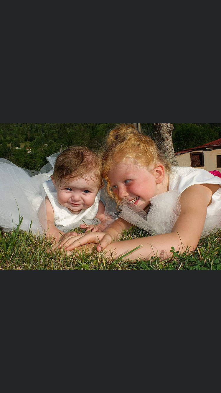 Lylou a rejoint le concours — aidez-le/la à gagner de superbes lots ! child, family, fun, grass, happy, joy, lawn, love, people, person, photograph, photography, sibling, smile, snapshot, stock_photography, vacation